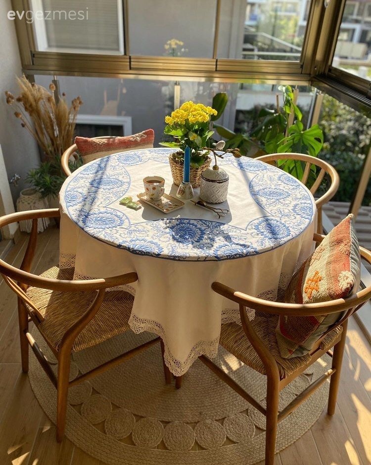 Balkon, Bohem Dekorasyon, Balkon oturma grubu, Beyaz, Sarı, Balkon duvar dekorasyonu, Yeşil, Kırlent, Ev tekstili, Balkon masası, Sandalye, Kapalı balkon