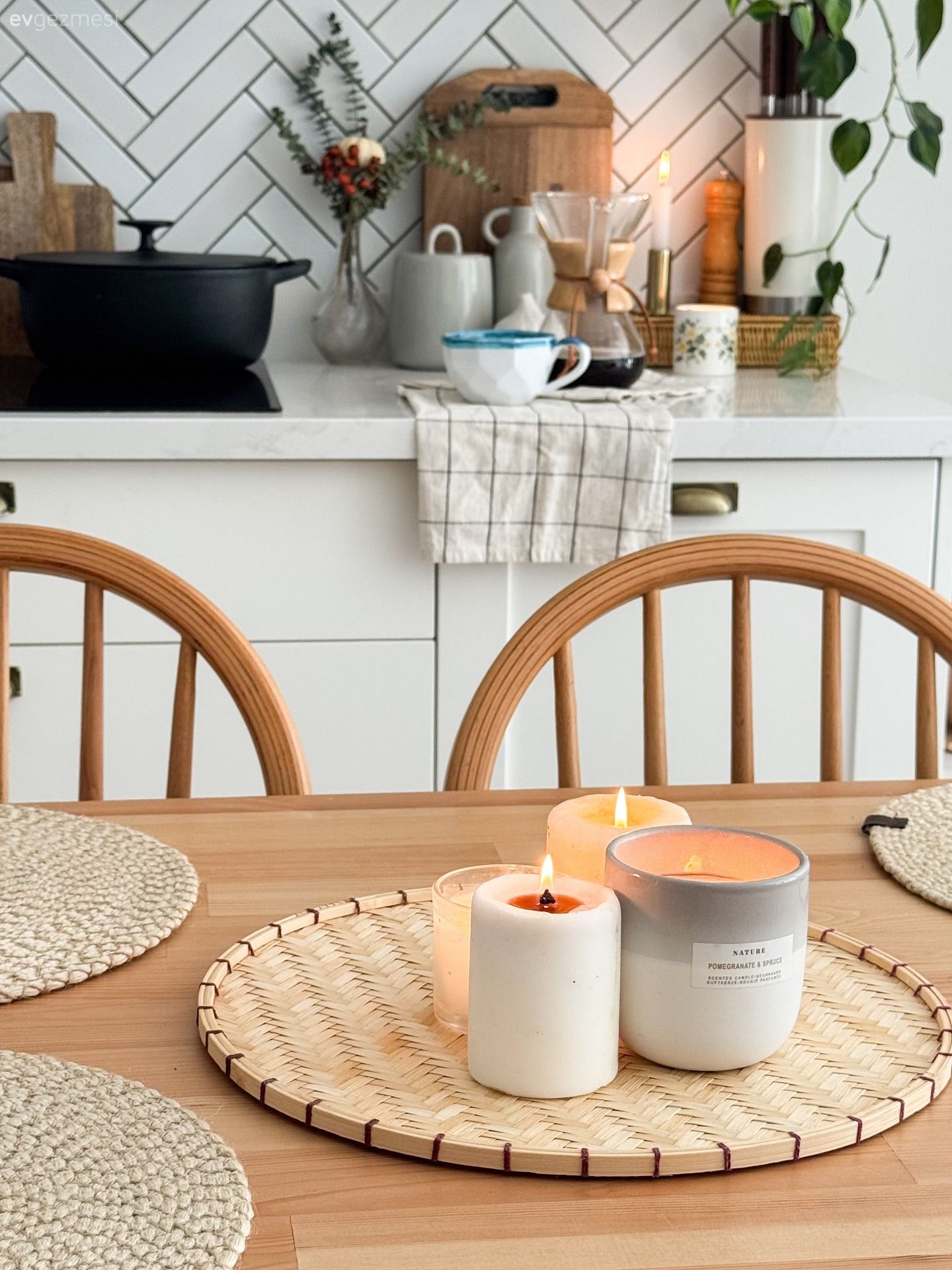 Kademeli Dolaplarla Alan Kazanan Bir Bodrum Mutfağı