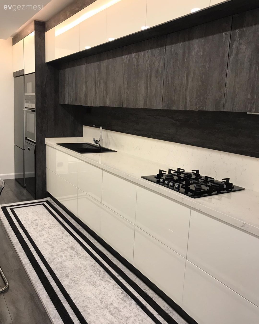 Mutfak, Beyaz, Siyah, Modern mutfak, Hasır, Spot aydınlatma, Aydınlatma, Mutfak tezgahı, Mutfak tezgah arası, Mutfak halısı, Mutfak zemin seramikleri