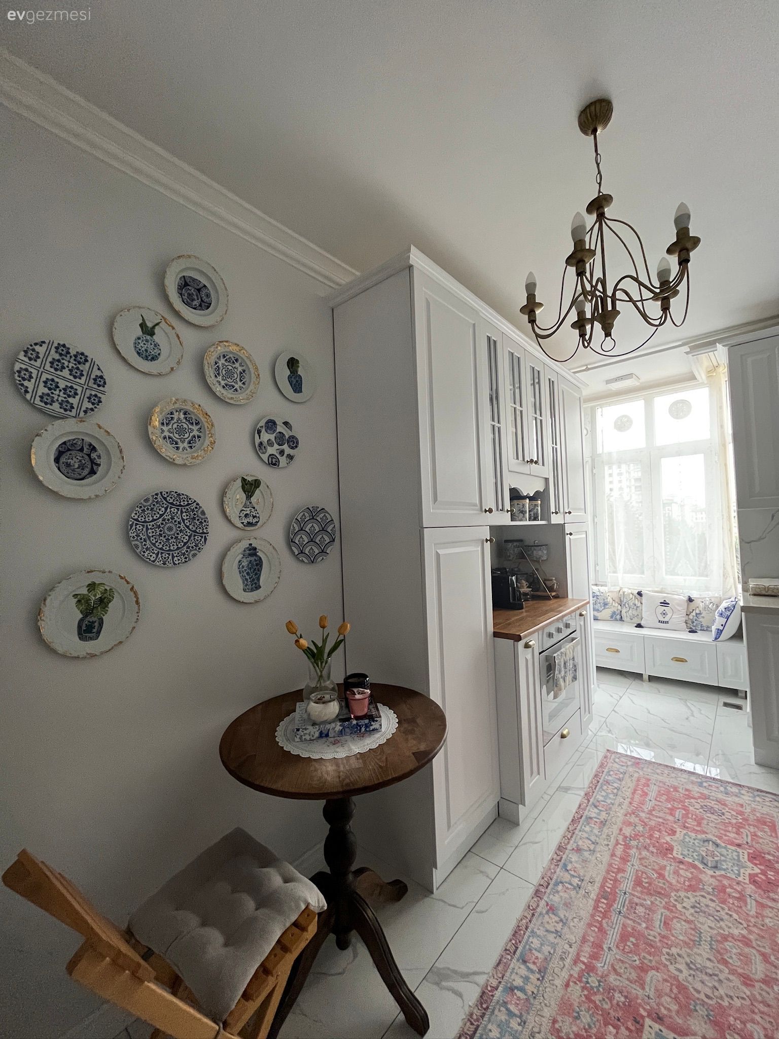 Mutfak, Country, Country mutfak, Beyaz, Shaker kapaklı dolaplar, Mutfak Avize Modelleri, Mutfak halısı, Kilim, Halı, Kırmızı, Mutfak duvar dekorasyonu, Sandalye, Mutfak masası, Kahve köşesi