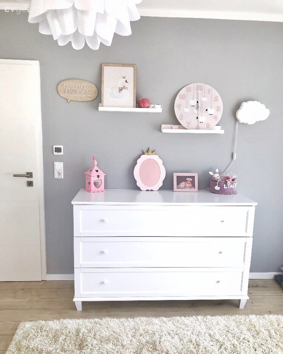 Gri duvar, Beyaz, Duvar rafı, Duvar dekorasyonu, Şifonyer, Yatak Odası, Halı, Çocuk odası aydınlatması