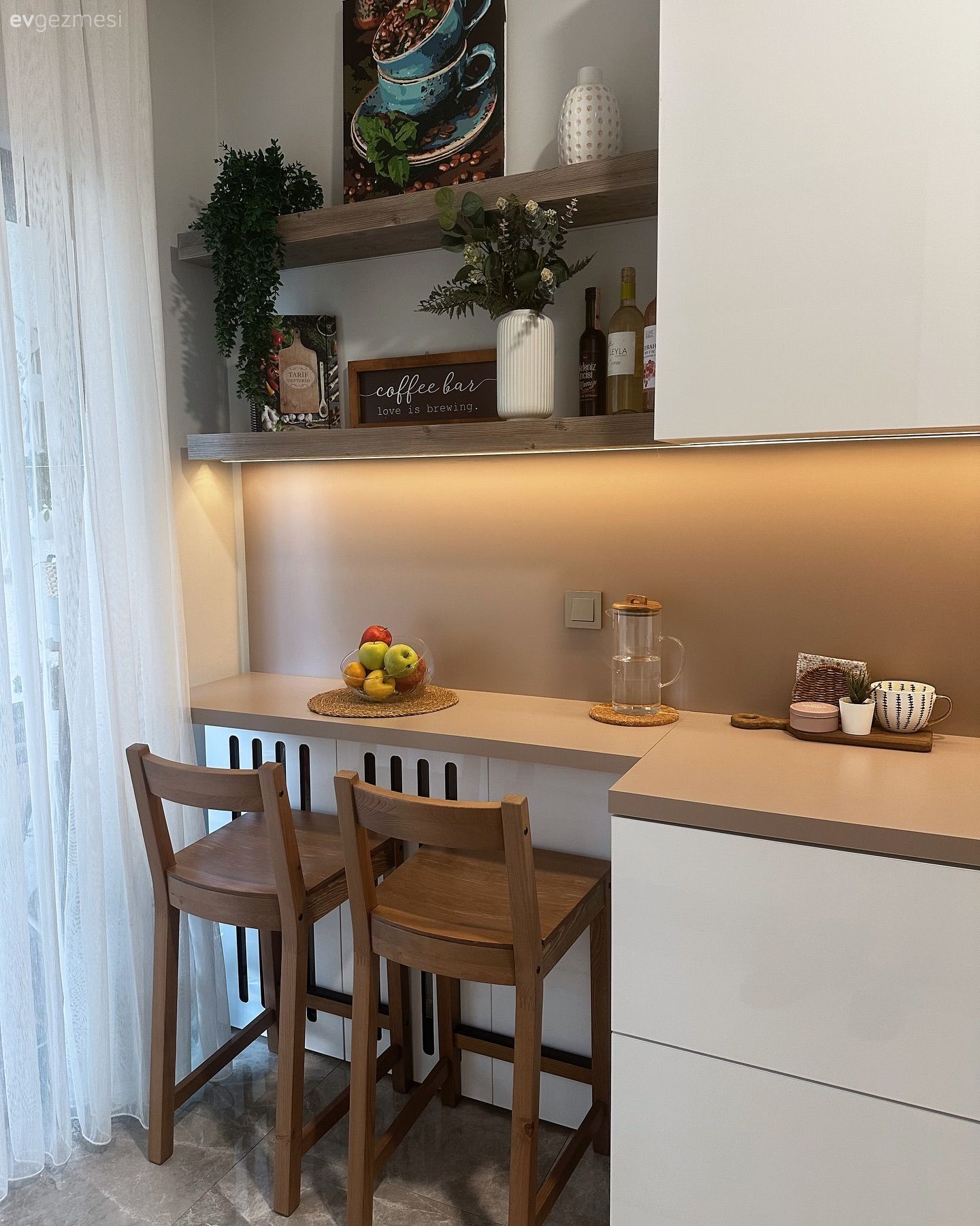 Bu Modern Mutfakta Masa ve Kahve Köşesi Bir Arada
