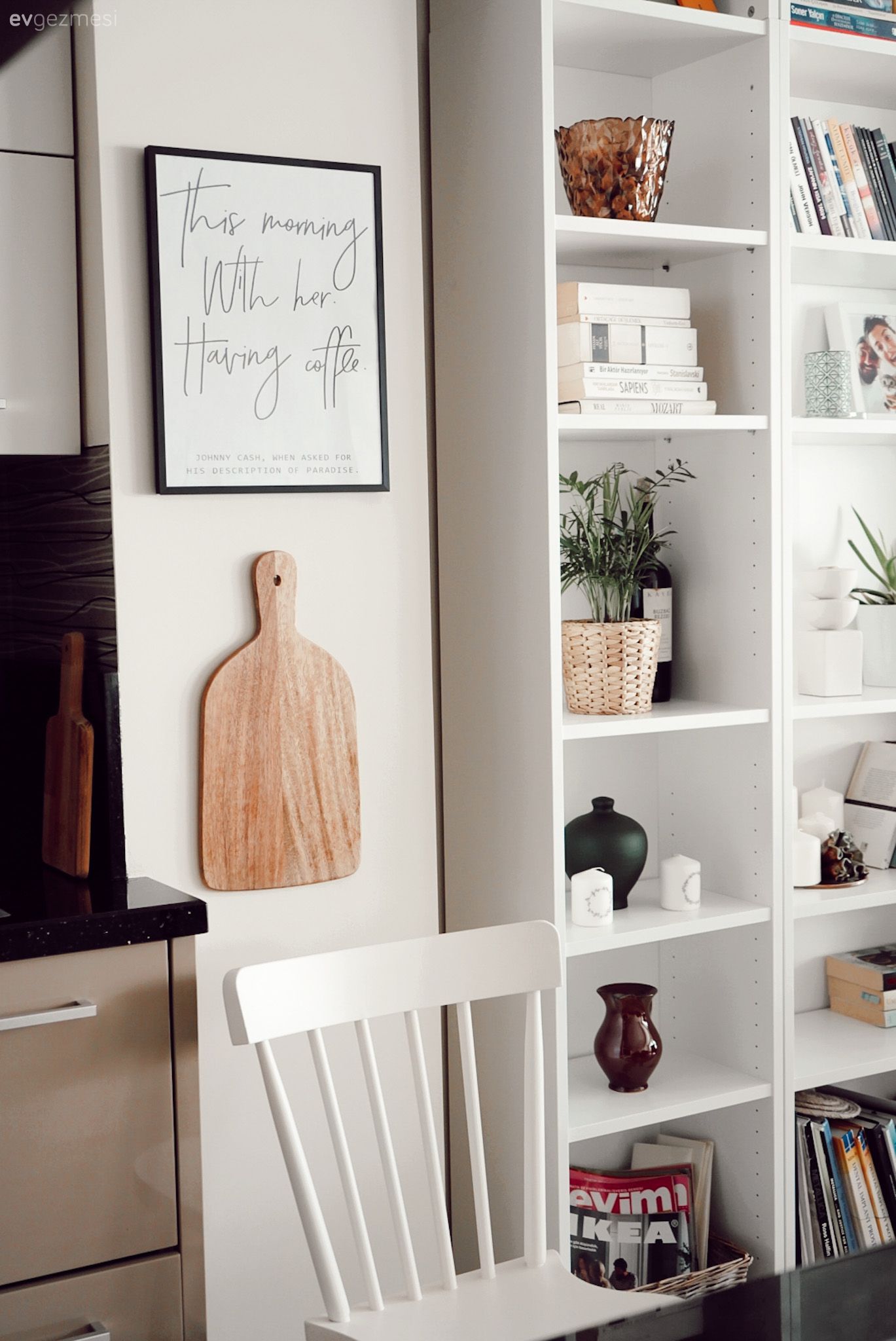 Kitaplık, Tablo, Duvar dekorasyonu, Dekoratif Objeler, Sandalye, Beyaz