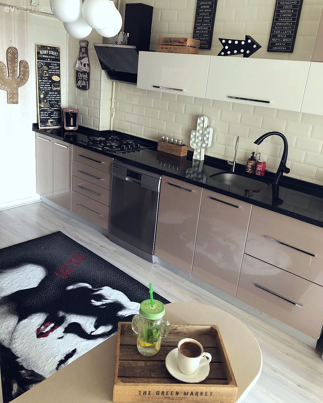 Mutfak, Modern, Beyaz, Capuccino mutfak, Mutfak tezgahı, Mutfak tezgah arası, Zebra Perde, Perde, Mutfak perdesi, Mutfak yarım adası, Ankastre, Mutfak halısı, Bar masa & sandalyeleri, Mutfak Avize Modelleri, Siyah tezgah, Metro seramik, Seramik, Mutfak duvar dekorasyonu