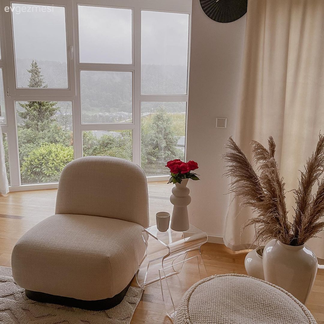 Salon, Modern, Bej, Beyaz, Krem, Koltuk takımı, Berjer, Halı, Sehpa, Dekoratif Objeler, Ev tekstili, Perde, Fon perde, Tül perde, Vazo, Ev Aksesuar, Pampas otu