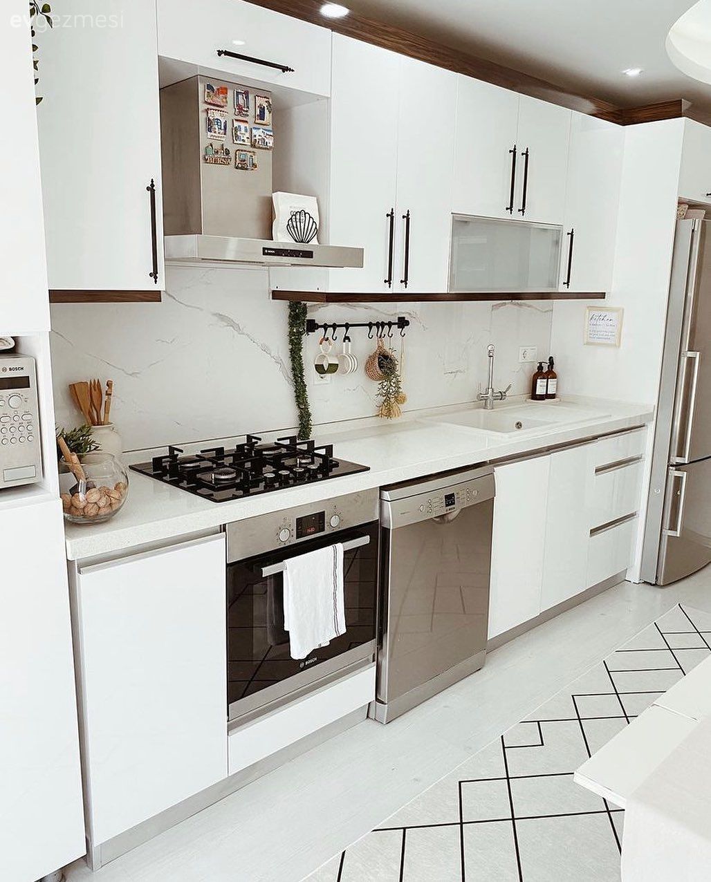 Mutfak, Beyaz, Beyaz mutfak, Siyah, Mutfak tezgahı, Mutfak tezgah arası, Davlumbaz, Mutfak halısı