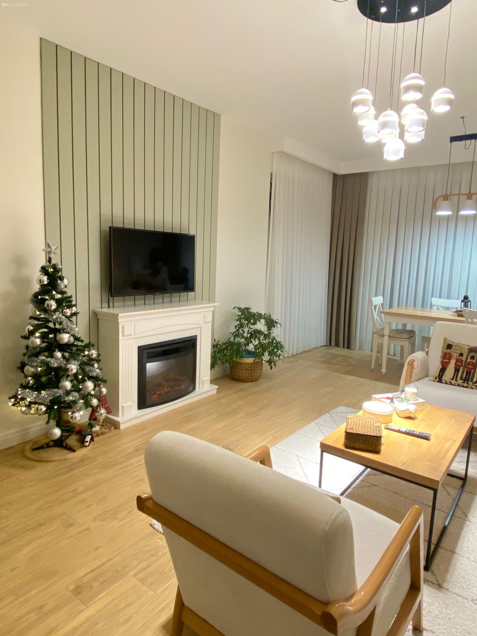 Salon, Bohem Dekorasyon, İskandinav, Beyaz, Ahşap Mobilya, Berjer, Halı, Salon halısı, Parke, Duvar çıtalama, Şömine, Fon perde, Perde, Tül perde, Avize, Aydınlatma, Sandalye, Yemek masası, Kırlent, Ev tekstili