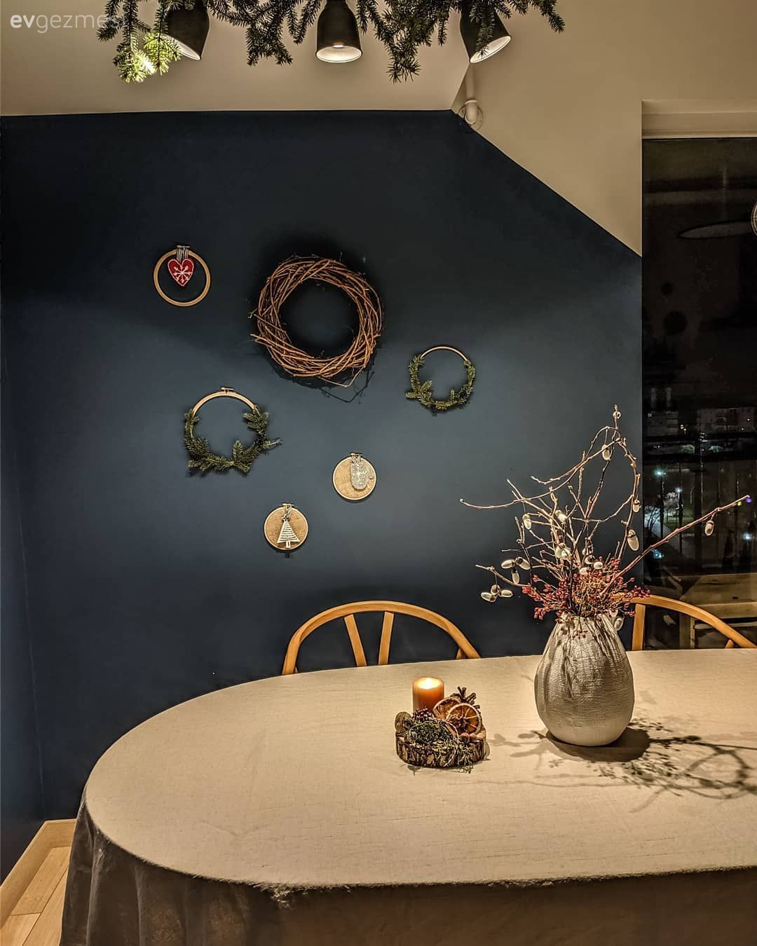 Yemek Odası, İndigo Mavisi, Mavi duvar, Yemek masası, Sandalye, Ahşap Mobilya, Vazo, Ev Aksesuar, Çiçekler, Tablo, Duvar dekorasyonu, Avize, Aydınlatma