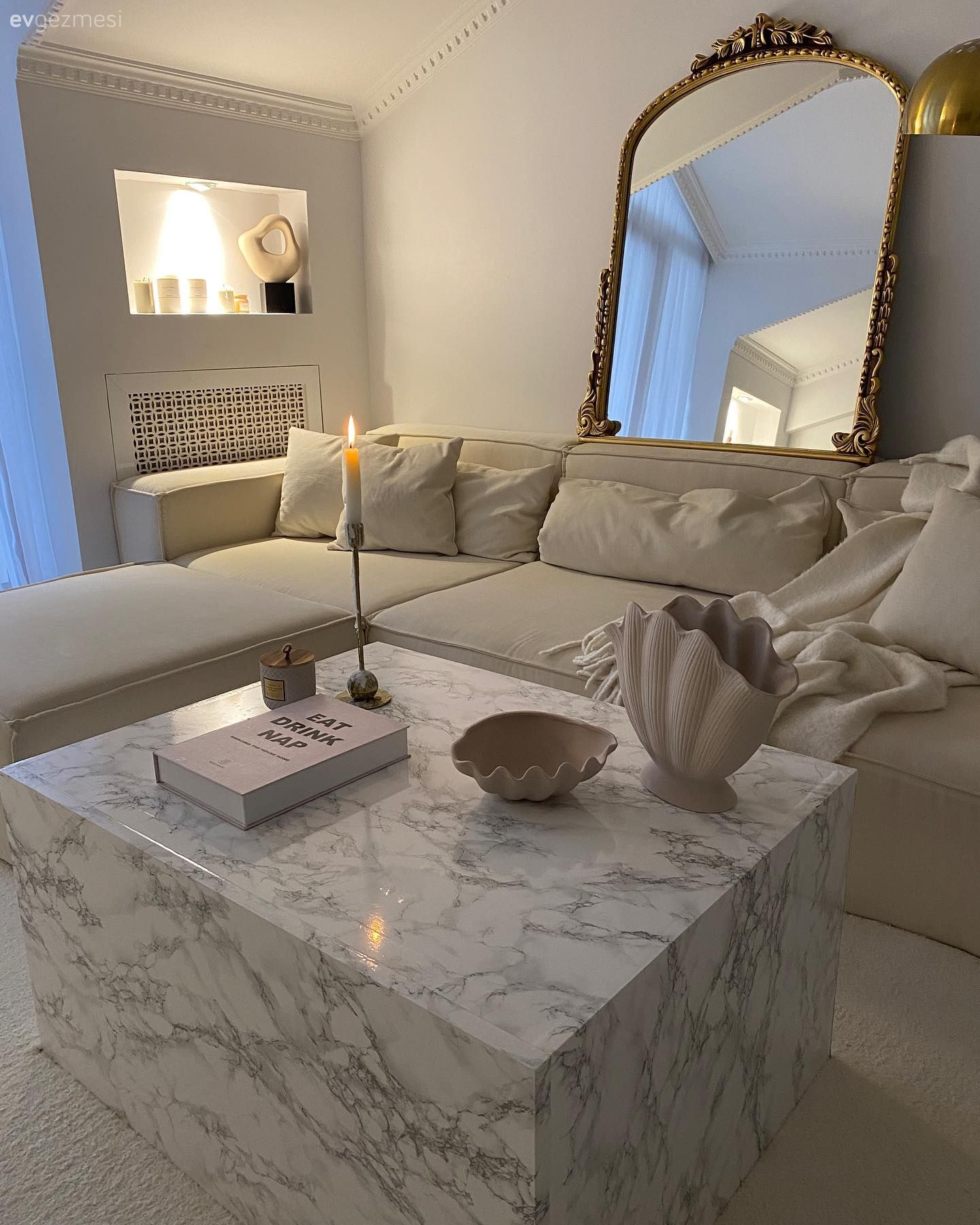 Salon, Beyaz, Krem, Altın, Koltuk takımı, Modern, Orta sehpa, Sehpa, Halı, Salon halısı, Lambader, Aydınlatma, Ayna, Boy aynası, Dekoratif Objeler, Kırlent, Ev tekstili, İskandinav