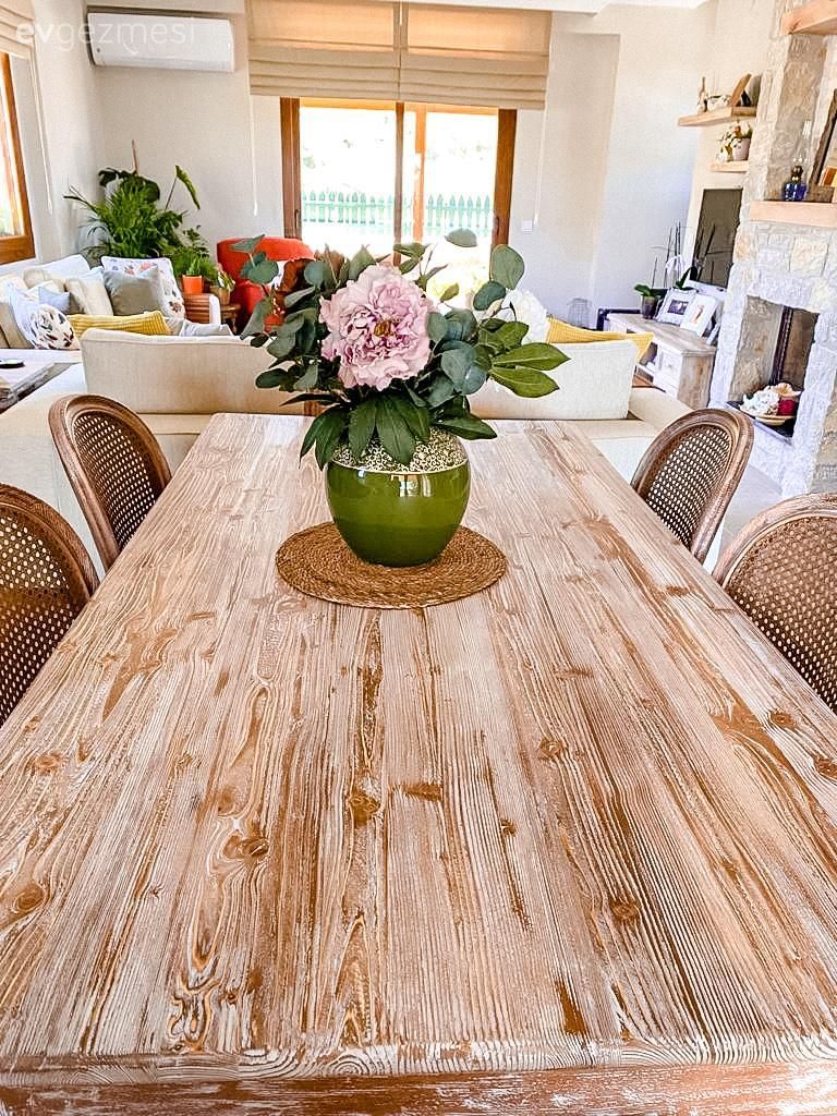 Ahşap masa, Masif ahşap, Vazo, Ev Aksesuar, Çiçekler, Katlamalı perde, Perde, Krem, Turuncu, Sandalye, Şömine, Rustik