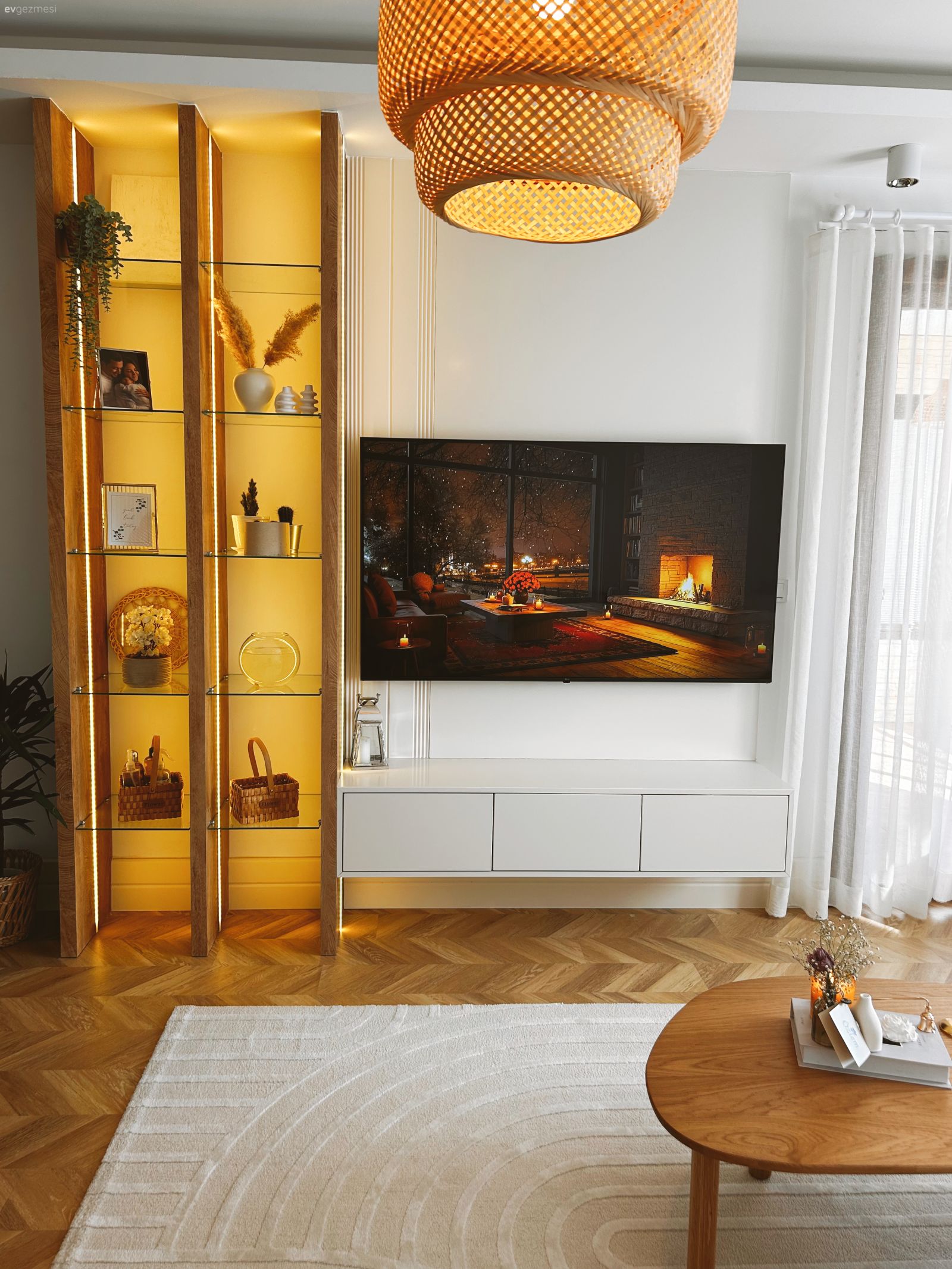 Tv ünitesi, Tv ünitesi aksesuarları, Ev Aksesuar, Kitaplık, Hasır avize, Halı, Salon halısı, Orta sehpa, Sehpa, Dekoratif Objeler, Ahşap Mobilya