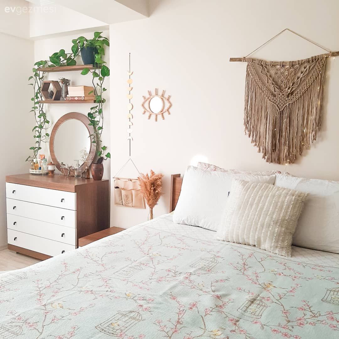 Yatak Odası, Beyaz, Vizon, Krem, Komodin, Ev bitkisi, Duvar rafı, Duvar dekorasyonu, Makrome, Tül perde, Perde