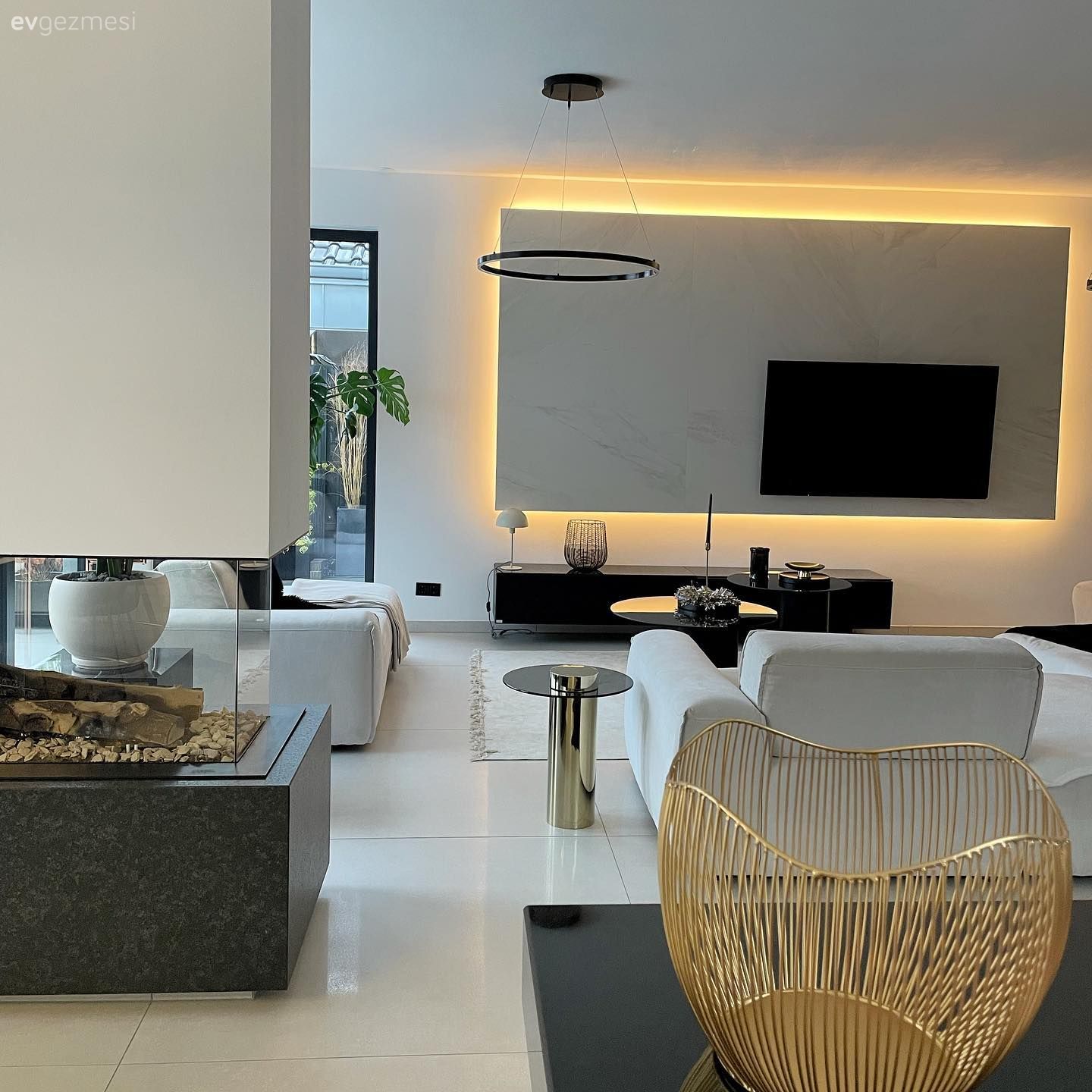 Modern, Açık konsept yaşam alanı, Siyah, Beyaz, Gri, Şömine, Tv ünitesi, Tv ünitesi aksesuarları, Ev Aksesuar, Orta sehpa, Sehpa, Koltuk takımı, Avize, Aydınlatma, Salon avizesi, Led aydınlatma