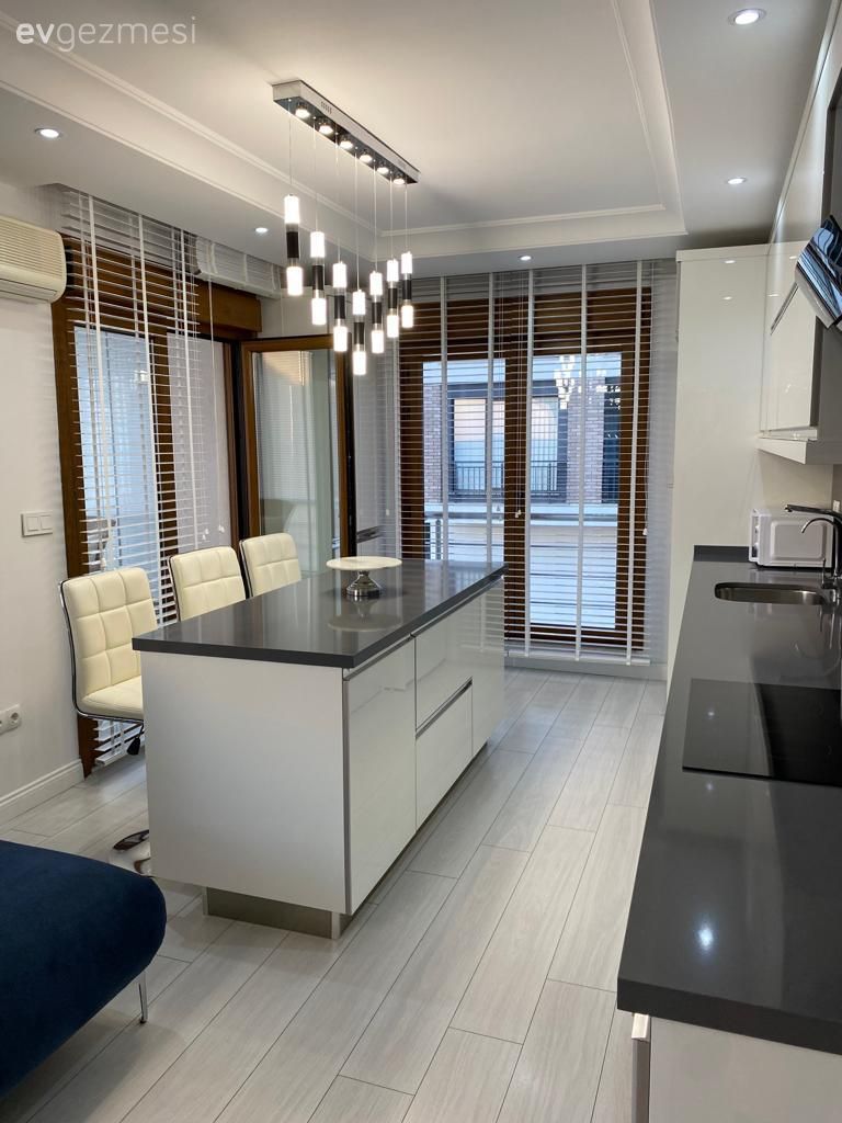 Amerikan Mutfak, Mutfak, Beyaz, Siyah, Ada mutfak, Sandalye, Tv ünitesi, Jaluzi, Avize, Aydınlatma, Mutfak Avize Modelleri, Mutfak zemin seramikleri, Spot aydınlatma