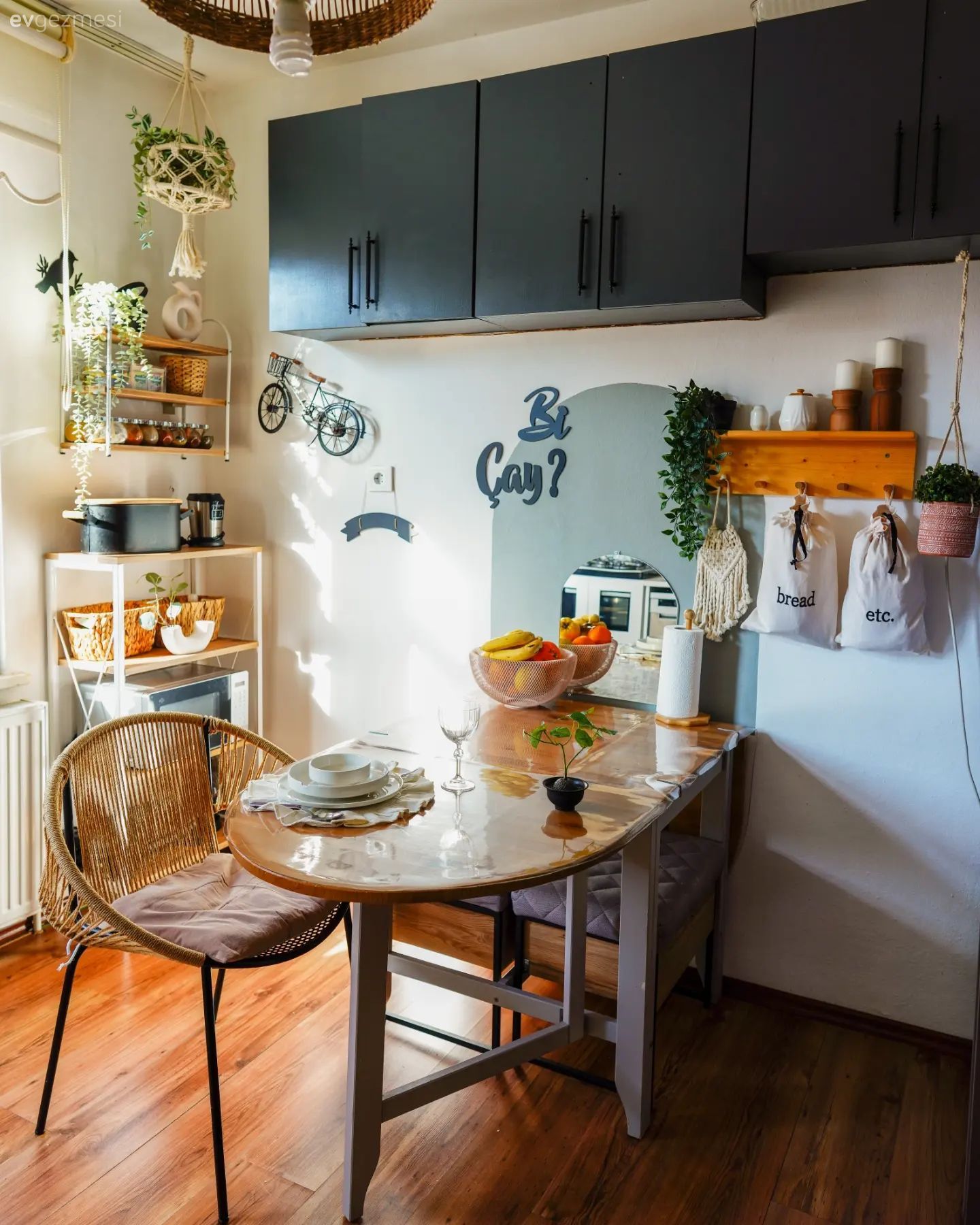 Bu İstanbul Evinde Turuncu ve Yeşilin Enerjisi Her Köşede!