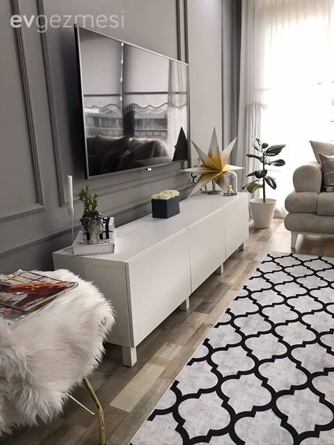 Salon, Bej, Siyah, Beyaz, Duvar çıtalama, Gri duvar, Tül perde, Perde, Stor perde, Halı, Salon halısı, Geometrik desen, Desenler, Tv ünitesi, Koltuk takımı, Kırlent, Ev tekstili, Orta sehpa, Sehpa, Metal ayaklı sehpa, Ev bitkisi, Peluş, Tv ünitesi aksesuarları, Ev Aksesuar