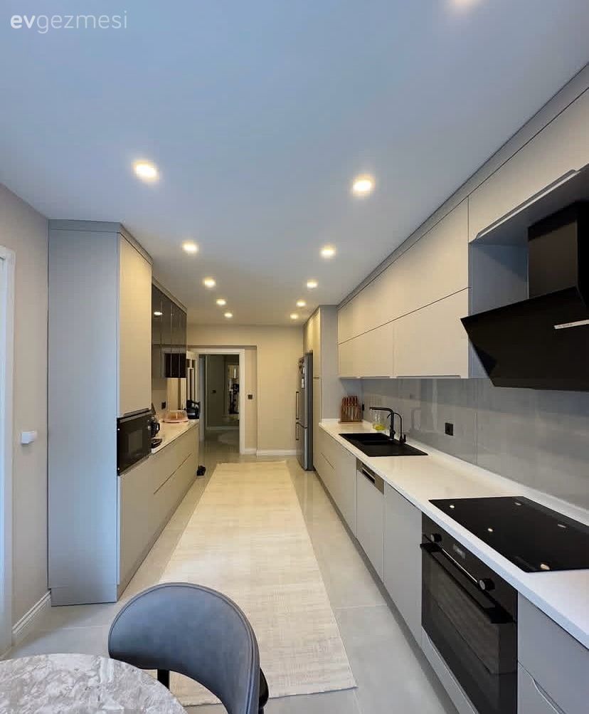 Koridor Tipi Bu Mutfakta Kulpsuz Panel Kapaklar Zamansızlık Sunmuş