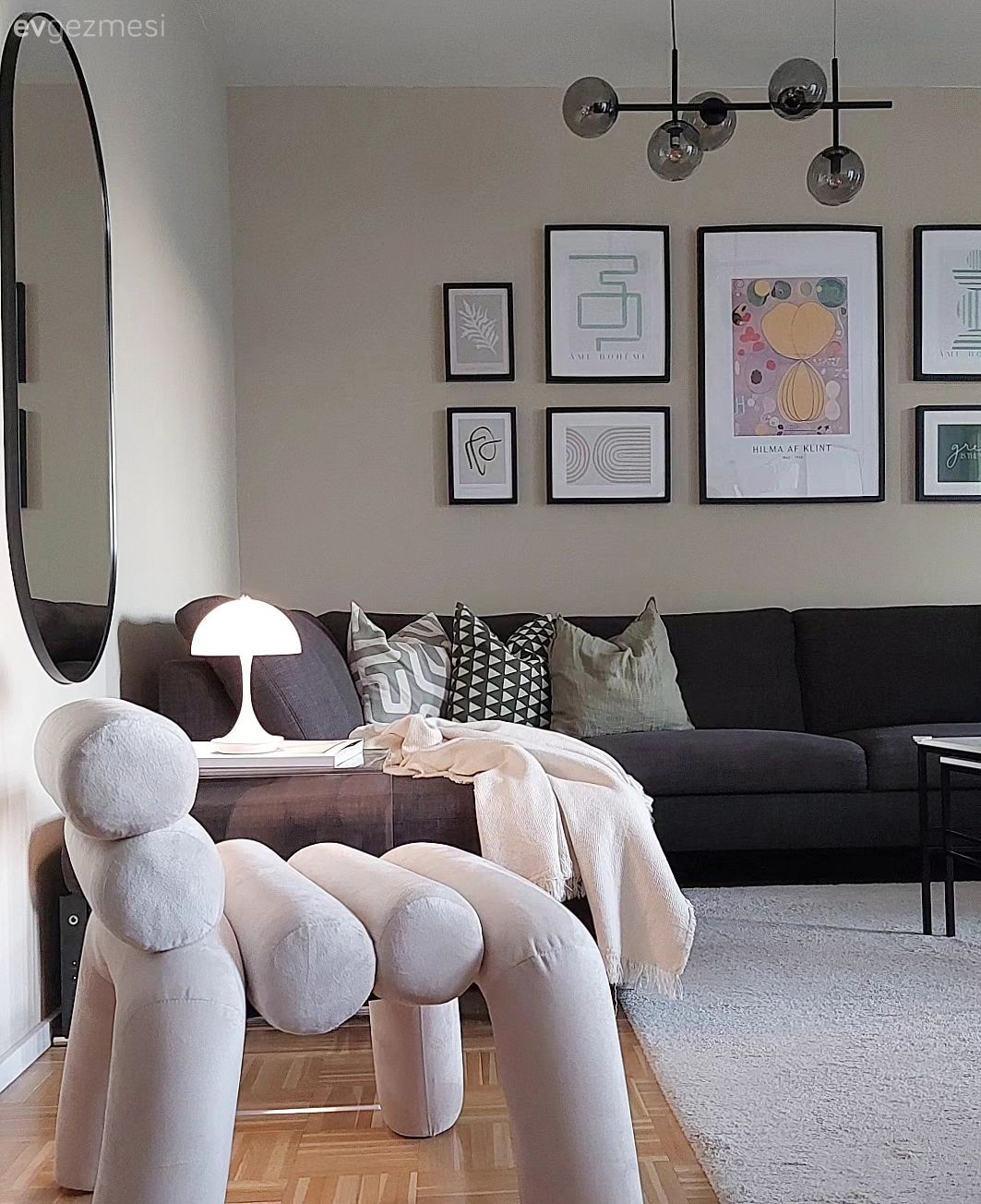 Salon, Modern, Antrasit  , Beyaz, Bej, Köşe koltuk, Koltuk takımı, Tablo, Duvar dekorasyonu, Halı, Beyaz halı, Berjer, Ayna, Avize, Aydınlatma