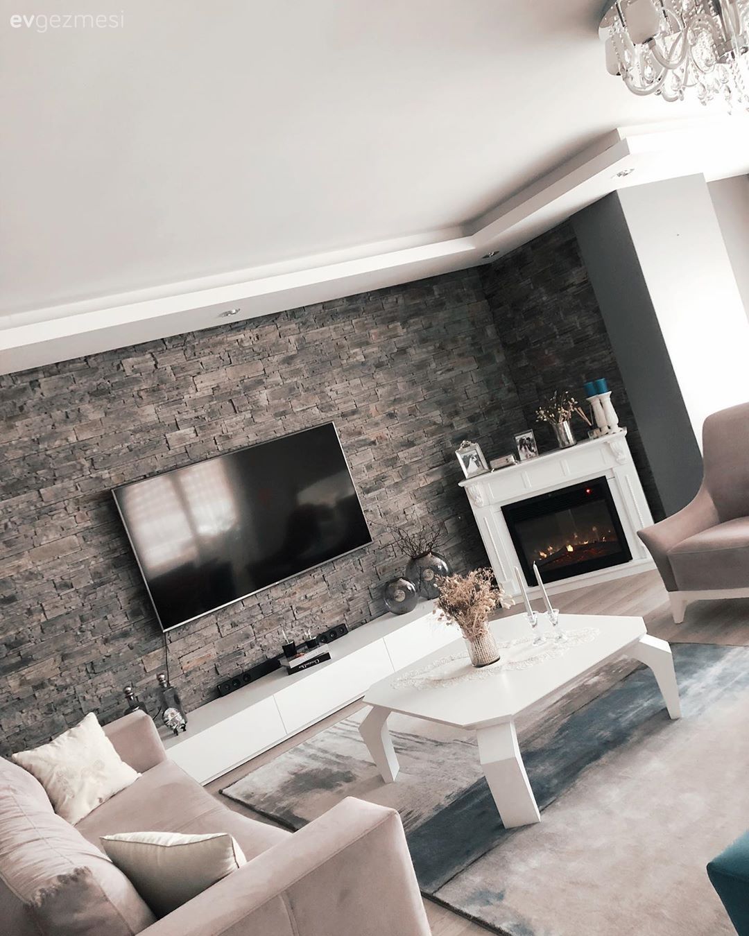 Salon, Rustik, Beyaz, Gri, Vizon, Siyah, Taş duvar, Duvar dekorasyonu, Tv ünitesi, Lambader, Aydınlatma, Şömine, Orta sehpa, Sehpa, Halı, Salon halısı, Led aydınlatma, Spot aydınlatma, Avize, Kırlent, Ev tekstili