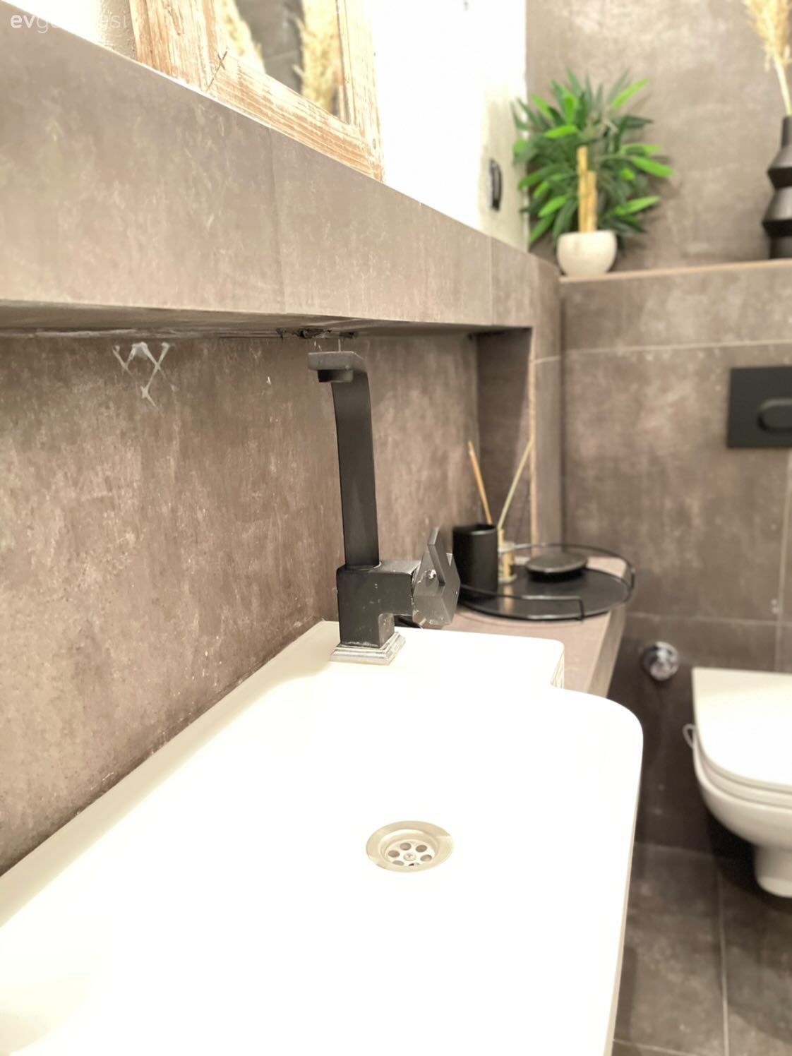 Banyo, Modern banyo, Banyo seramikleri, Beyaz, Vizon, Gri, Banyo nişleri, Banyo aynası, Banyo aksesuarları, Aplik, Aydınlatma