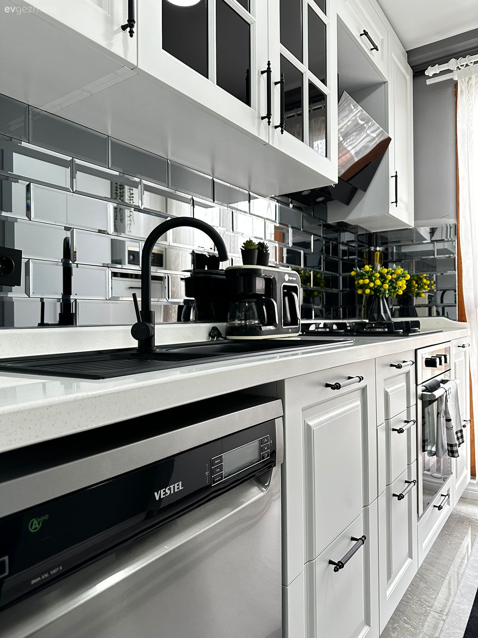 Bu Evde Siyahın Karamsarlığı Beyazın Ferahlığına Karışmış!