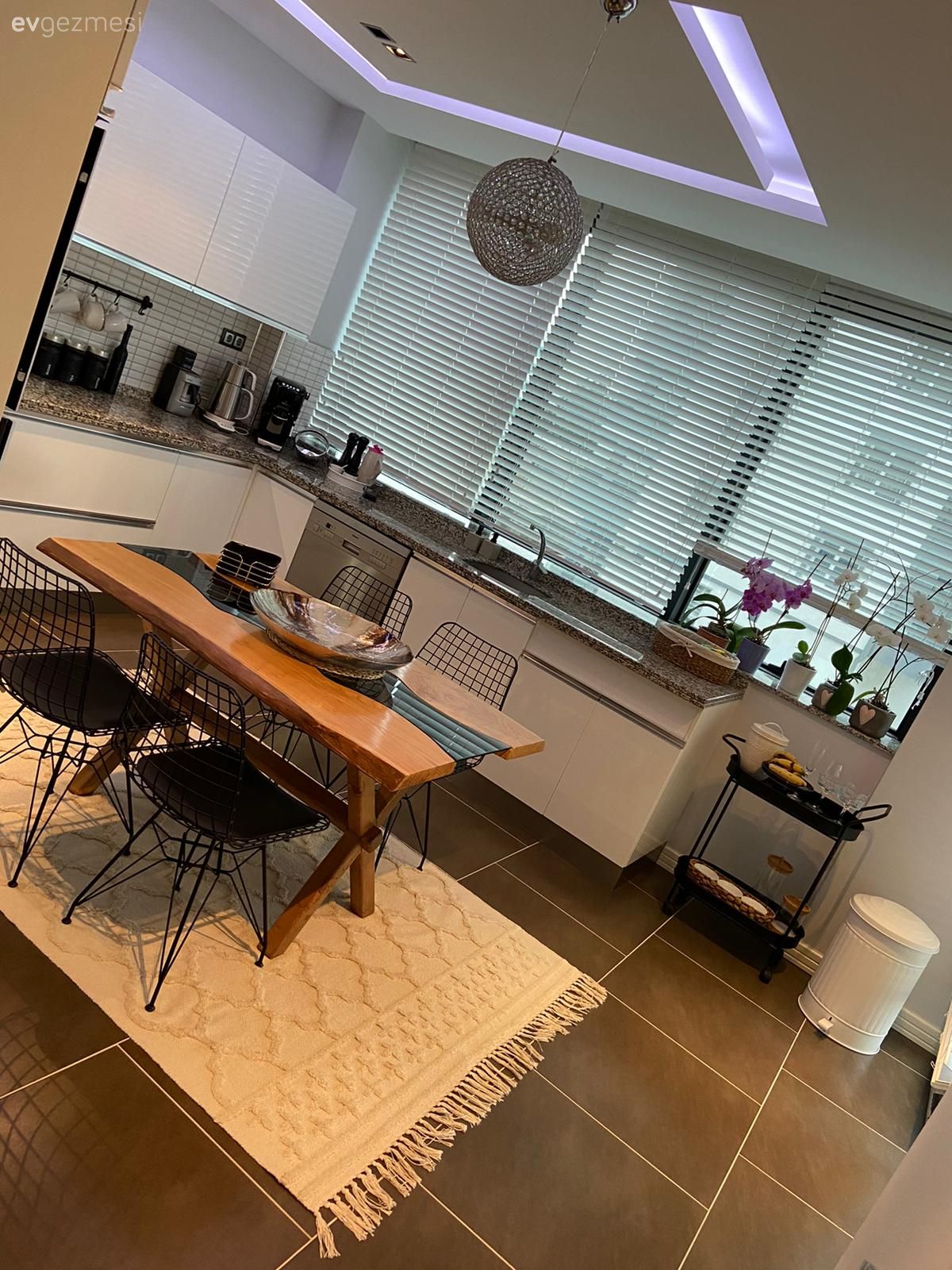 Mutfak, Beyaz, Siyah, Ahşap Mobilya, Modern mutfak, Mutfak tezgahı, Mutfak tezgah arası, Tezgah arası seramik, Davlumbaz, Mutfak zemin seramikleri, Sandalye, Mutfak masası, Mutfak Avize Modelleri, Mutfak aksesuarları, Mutfak perdesi