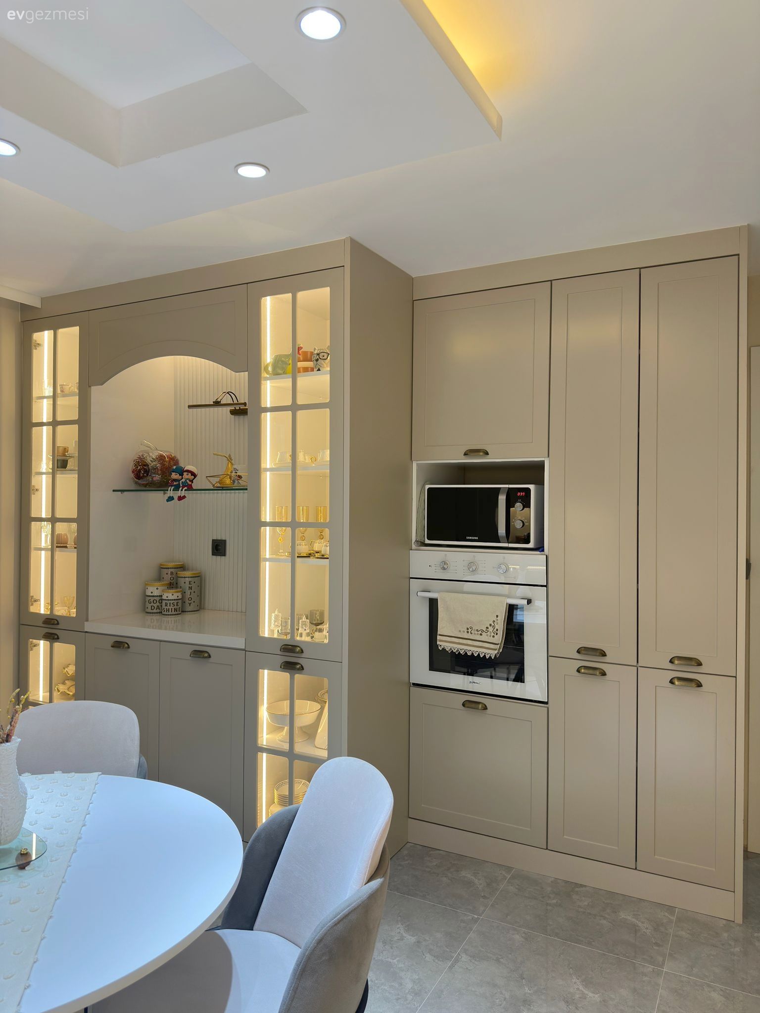 Mutfak, Kahve köşesi, Bej, Krem, Gri, Shaker kapaklı dolaplar, Spot aydınlatma, Aydınlatma, Sandalye, Mutfak masası