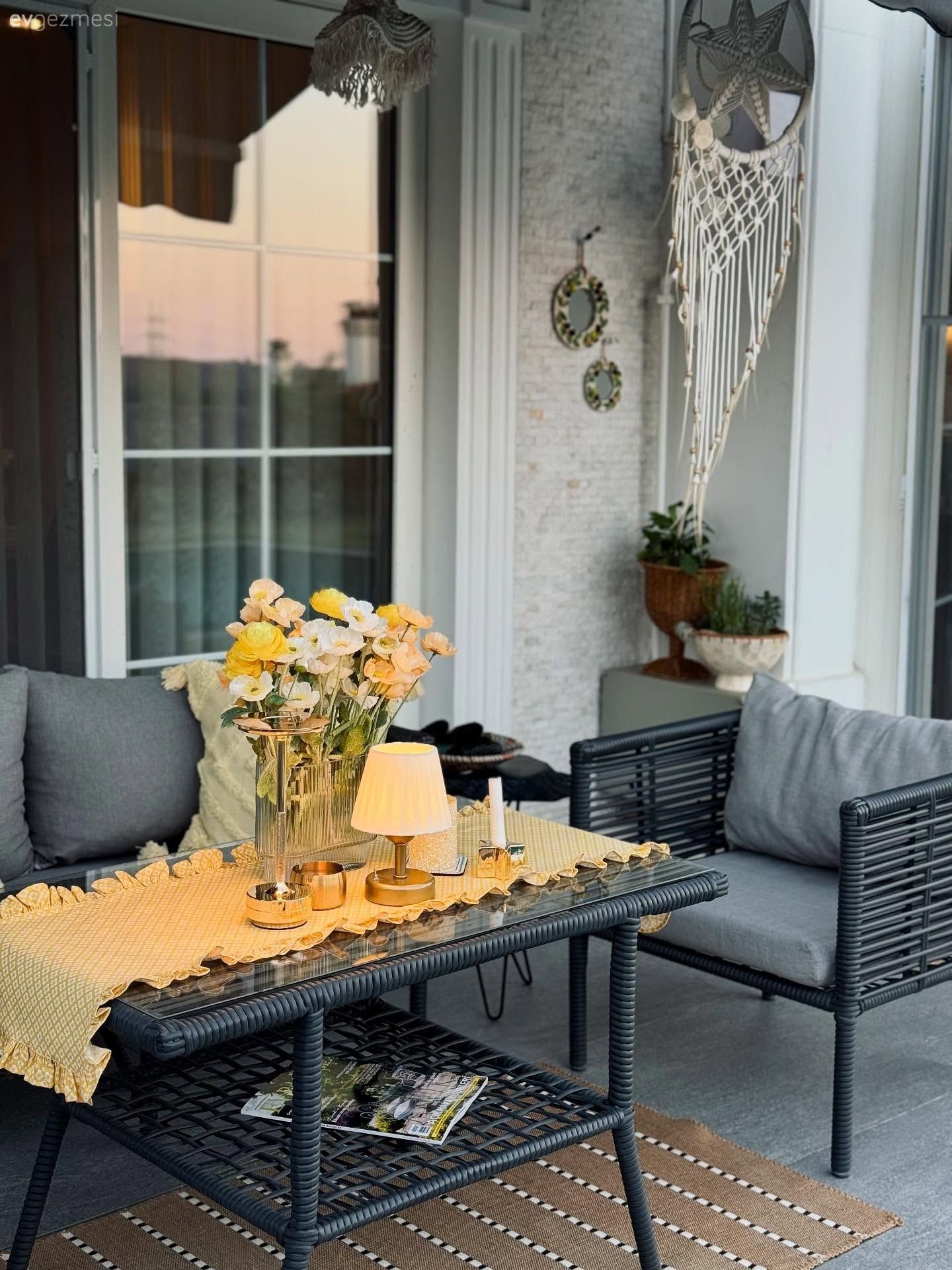 Tente Altı Eğlence: Kafe Hissi Veren Bir Ev Bahçesi