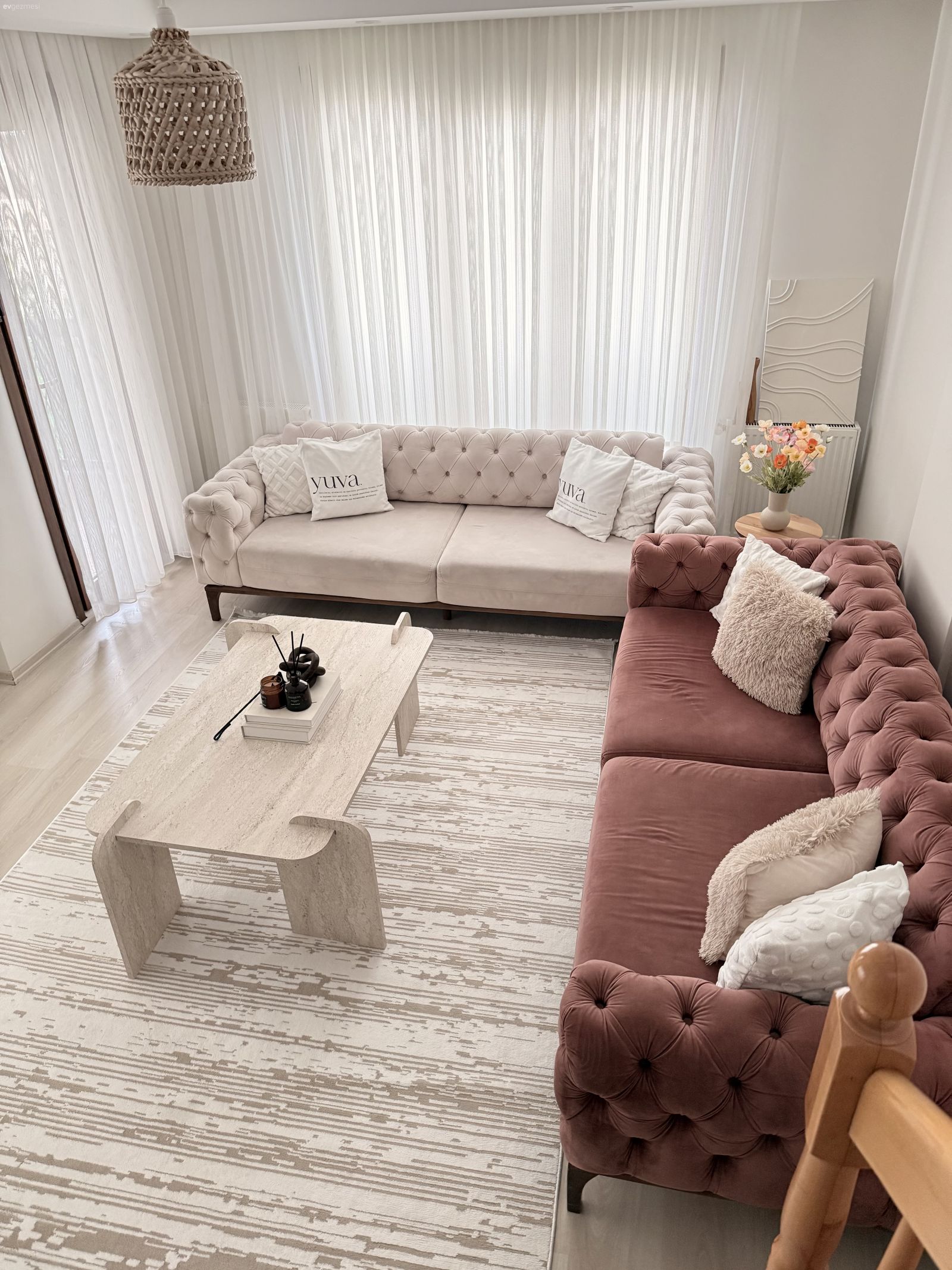 Bu İki Katlı Evde Modern ve Country Esintiler Karışmış