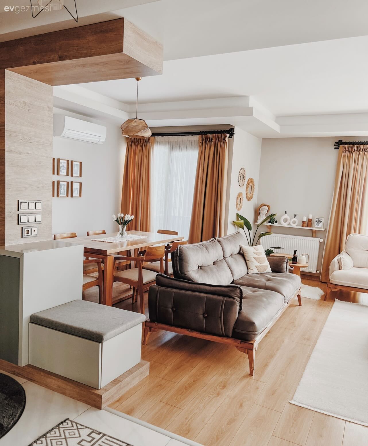 Salon, Modern, Modern rustik, Antrasit  , Beyaz, Krem, Bej, Koltuk takımı, Halı, Salon halısı, Parke, Fon perde, Perde, Hardal, Tül perde, Orta sehpa, Sehpa, Ev bitkisi, Duvar dekorasyonu, Dekoratif Objeler