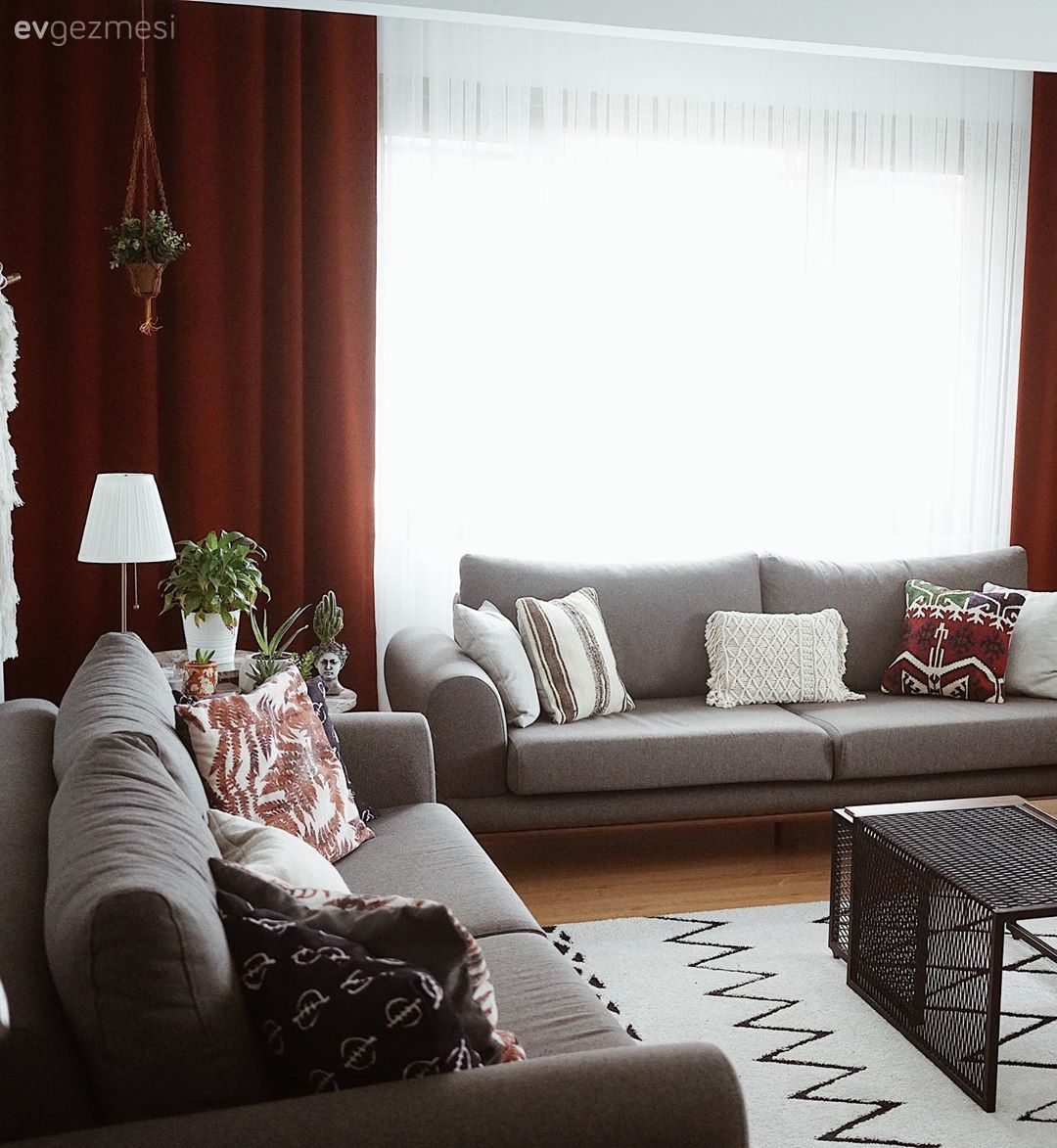 Salon, Modern, Gri, Siyah, Bej, Bordo, Koltuk takımı, Berjer, Orta sehpa, Sehpa, Geometrik desen, Desenler, Halı, Salon halısı, Fon perde, Perde, Kırlent, Ev tekstili, Beyaz, Kahverengi