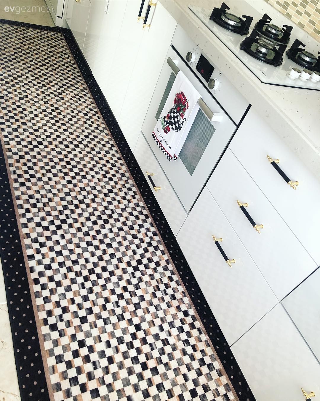 Mutfak, Beyaz mutfak, Mutfak tezgahı, Mutfak tezgah arası, Mutfak halısı, Geometrik desen, Desenler