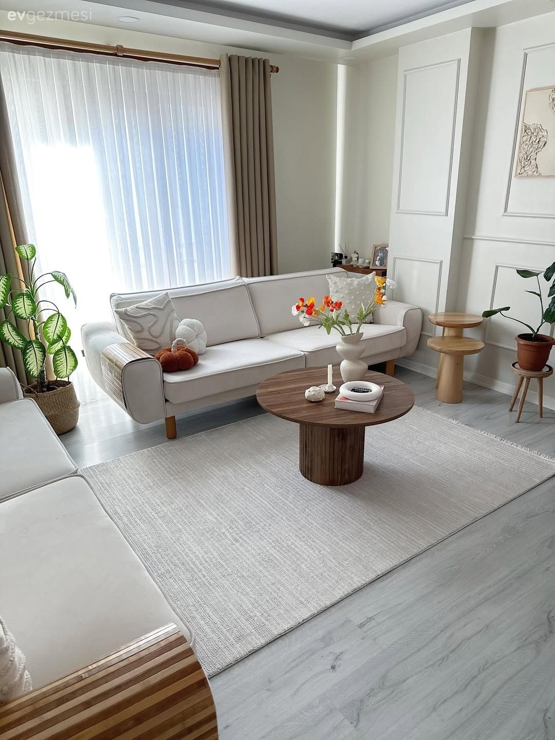 Salon, Modern, İskandinav, Koltuk takımı, Beyaz, Bej, Krem, Fon perde, Perde, Tül perde, Orta sehpa, Sehpa, Duvar çıtalama, Yan sehpa, Salon halısı, Ev bitkisi, Dekoratif Objeler