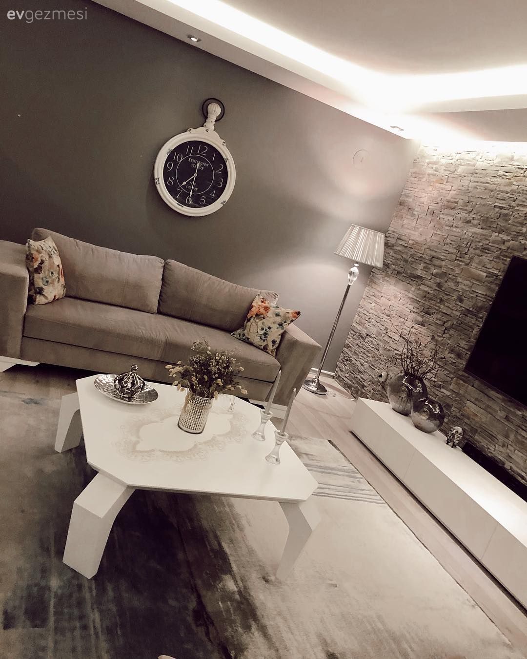 Salon, Rustik, Vizon, Bej, Beyaz, Siyah, Koltuk takımı, Gri duvar, Taş duvar, Duvar dekorasyonu, Tv ünitesi, Tv ünitesi aksesuarları, Ev Aksesuar, Kırlent, Ev tekstili, Çiçekli desen, Desenler