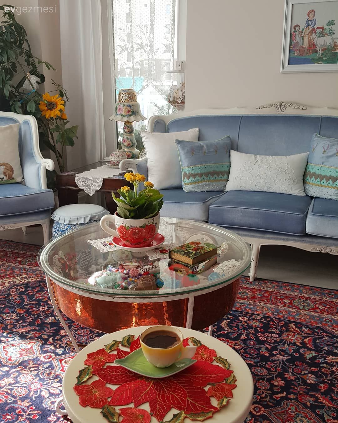 Koltuk takımı, Berjer, Orta sehpa, Sehpa, Halı, Salon halısı, Kırlent, Ev tekstili, Tül perde, Perde, Sehpa üstü aksesuarı, Ev Aksesuar, Vazo, Çiçekler, Tablo, Duvar dekorasyonu