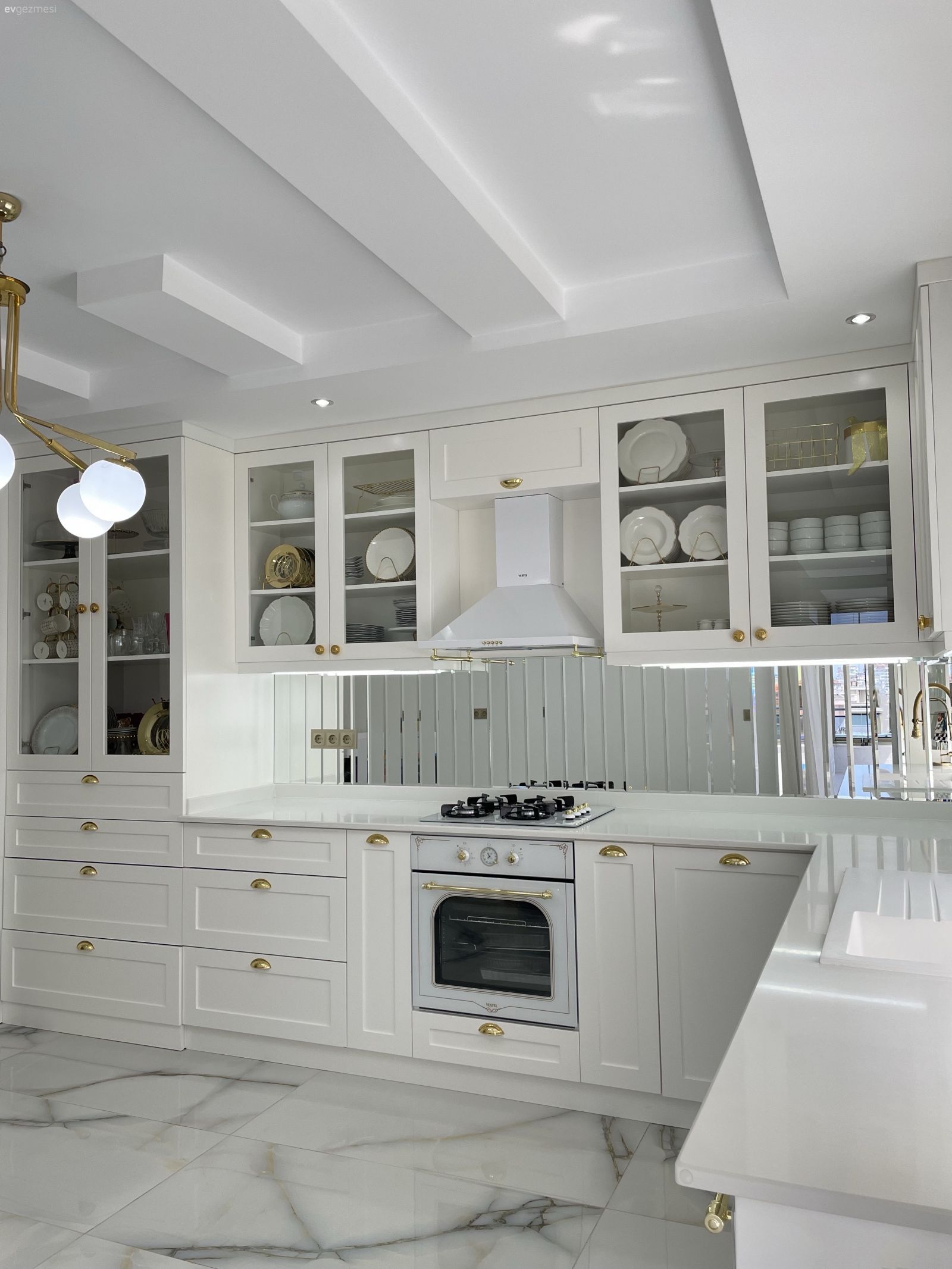 Tezgah Arasına Ayna Eklenen Bu Mutfağın Işıltı Dozu Arttırılmış!