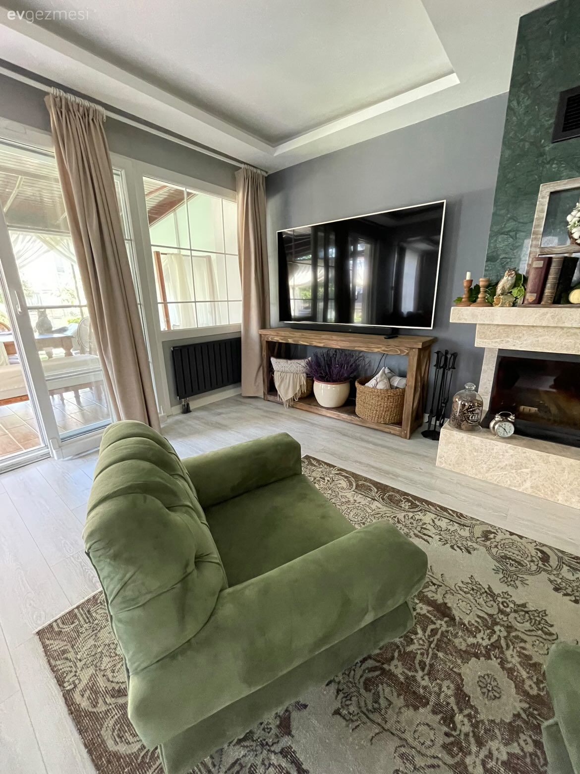 Salon, Yeşil, Antrasit  , Gri, Şömine, Krem, Kahverengi, Halı, Ahşap Mobilya, Berjer