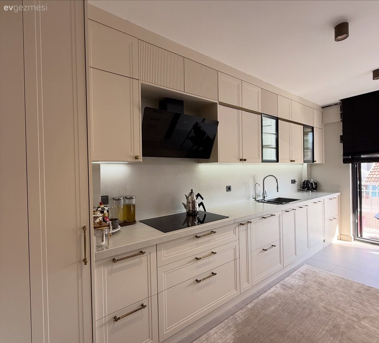 Mutfak, Modern mutfak, Beyaz, Siyah, Bej, Mutfak tezgahı, Mutfak tezgah arası, Çimstone tezgah, Shaker kapaklı dolaplar, Lambri, Cam kapaklı dolap, Elektrikli Ocak, Cam Ankastre, Ankastre, Eviye , Mutfak bataryası