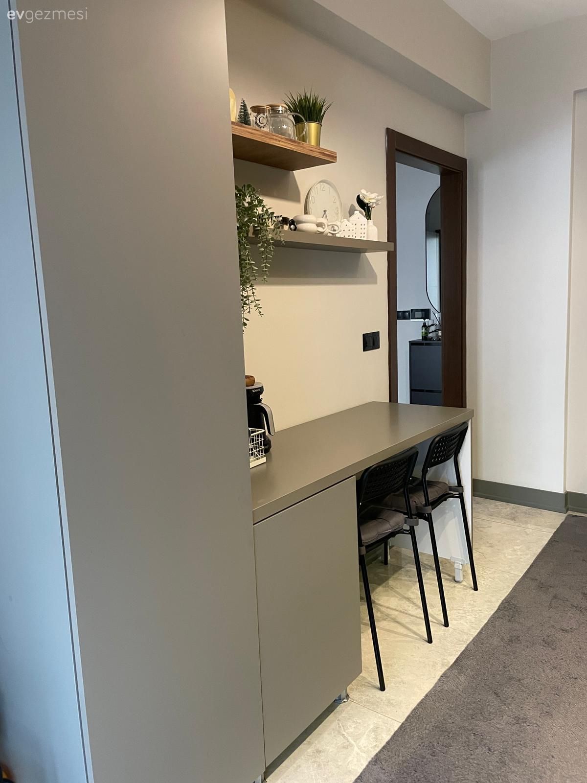 Mutfak, Gri, Kahve köşesi, Duvar rafı, Duvar dekorasyonu, Mutfak aksesuarları, Mutfak tülü, Mutfak perdesi