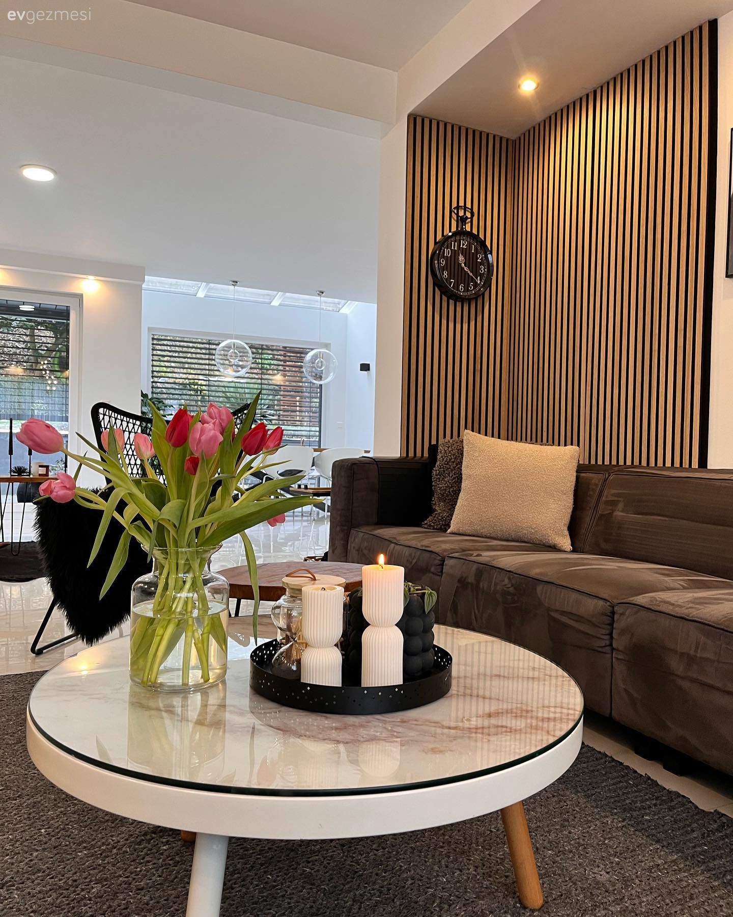 Salon, İskandinav, Kahverengi, Duvar çıtalama, Yuvarlak sehpa, Sehpa, Ev bitkisi, Kırlent, Ev tekstili, Koltuk takımı, Spot aydınlatma, Aydınlatma, Halı, Salon halısı, Vazo, Ev Aksesuar, Çiçekler