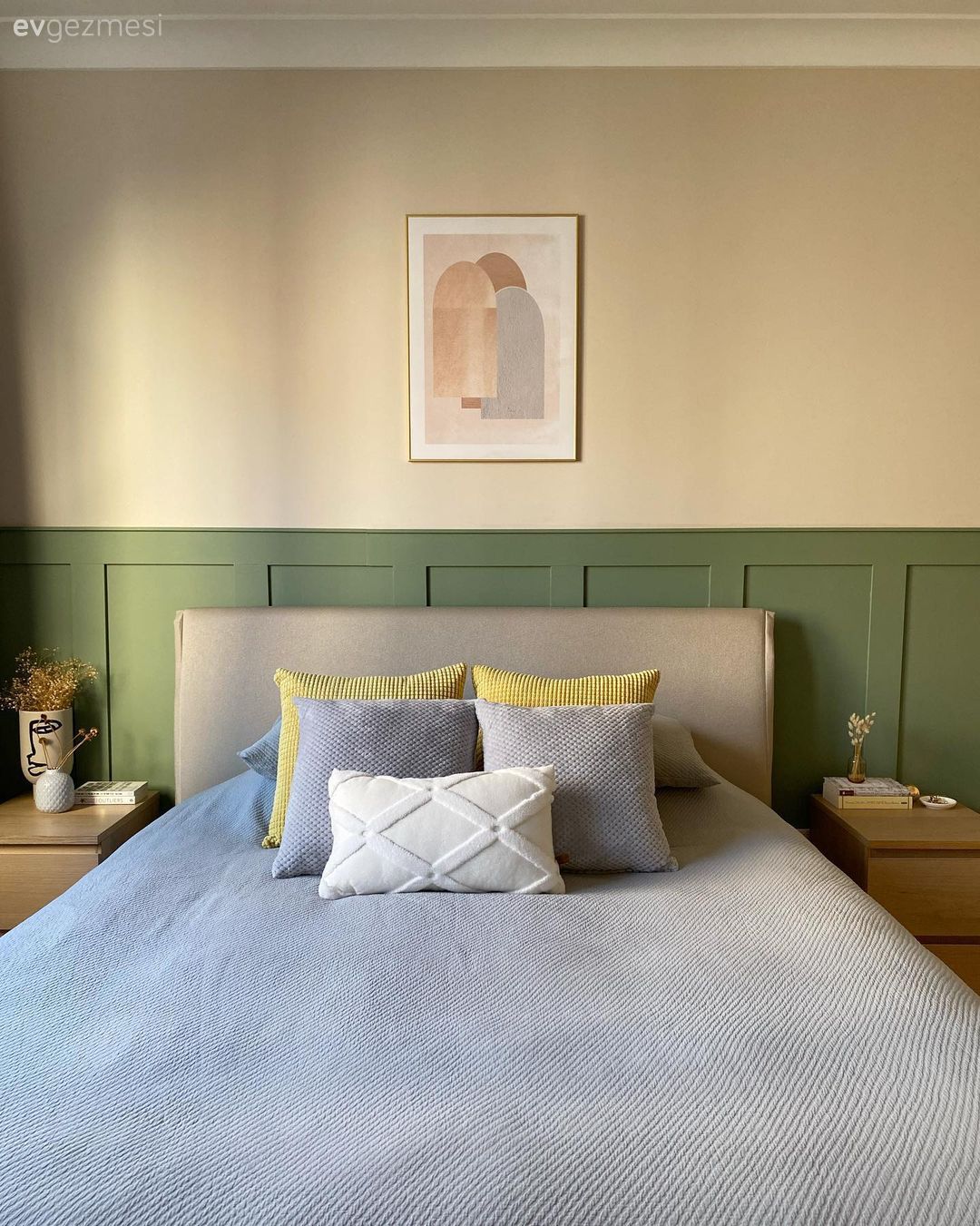 Yatak Odası, Beyaz, Krem, Yatak odası duvar dekorasyonu, Hasır avize, Komodin, Fon perde, Perde, Çerçeve