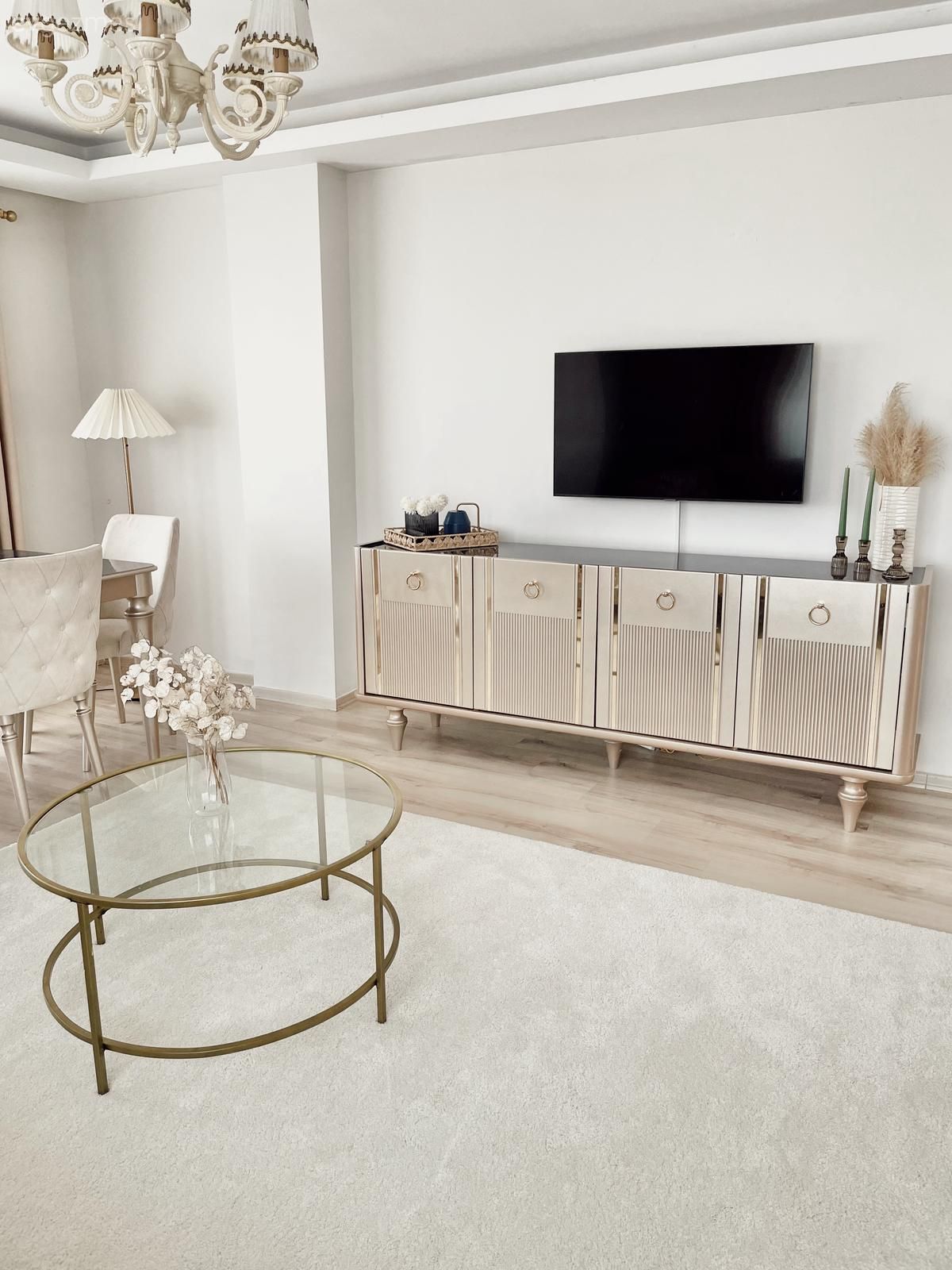 Salon, Modern, Beyaz, Krem, Bej, Koltuk takımı, Halı, Salon halısı, Cam orta sehpa, Orta sehpa, Avize, Aydınlatma, Salon avizesi, Tv ünitesi, Tv ünitesi aksesuarları, Ev Aksesuar