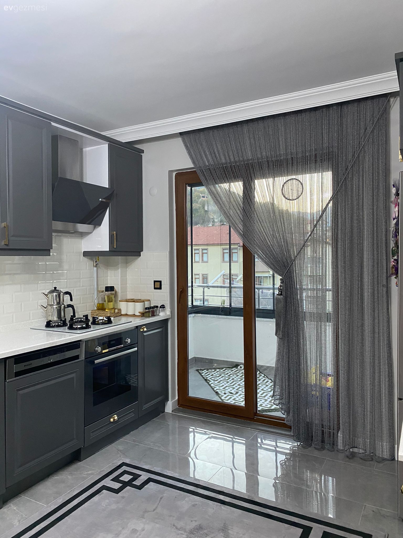 Mutfak, Beyaz, Gri, Ekstra mutfak dolabı, Mutfak halısı, Mutfak zemin seramikleri, Ev bitkisi, Jaluzi, Mutfak Avize Modelleri, Mutfak tezgahı, Mutfak tezgah arası, Tezgah arası seramik, Davlumbaz