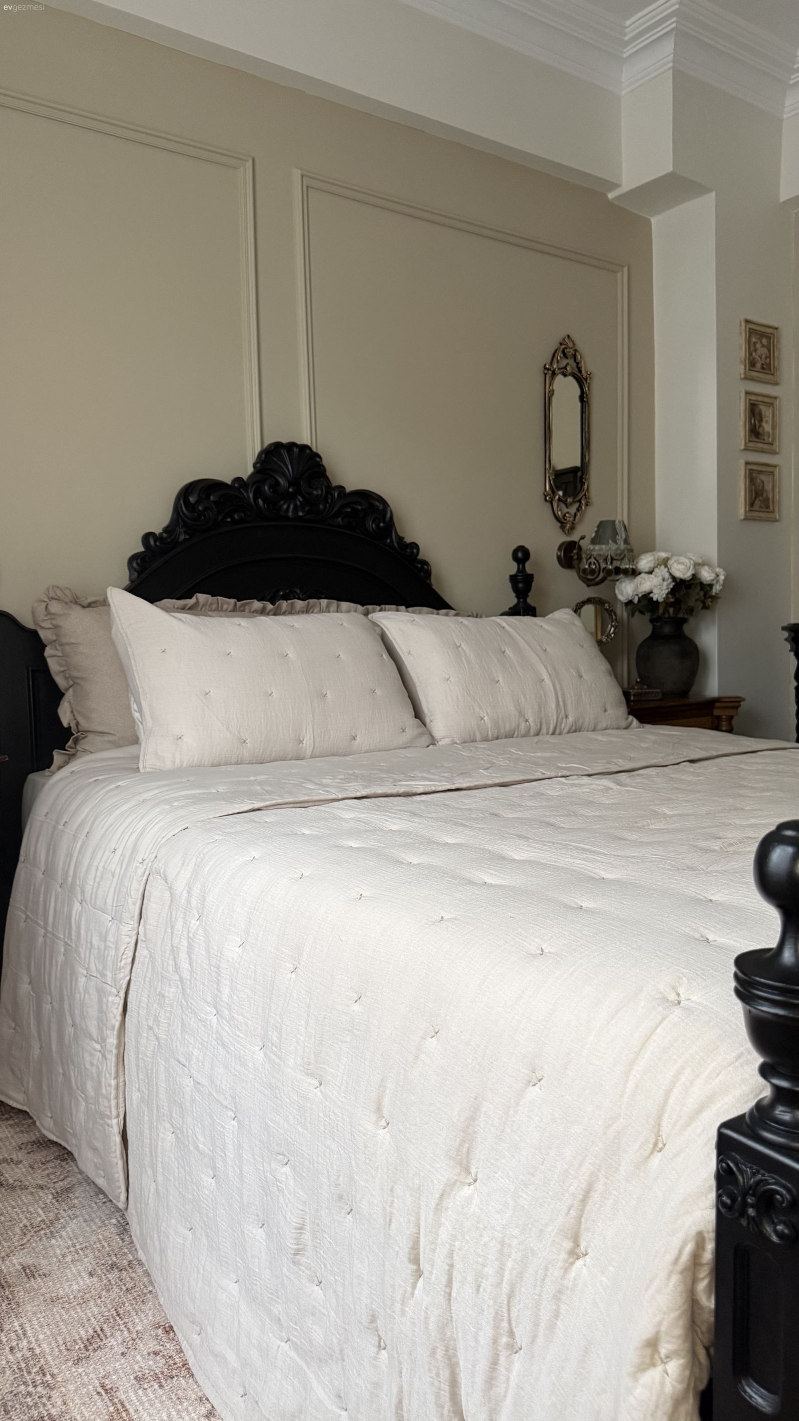 Yatak Odası, Country, Ahşap Mobilya, Masif ahşap, Duvar çıtalama, Komodin, Makyaj masası, Abajur, Aydınlatma, Dekoratif Objeler, Yatak örtüsü