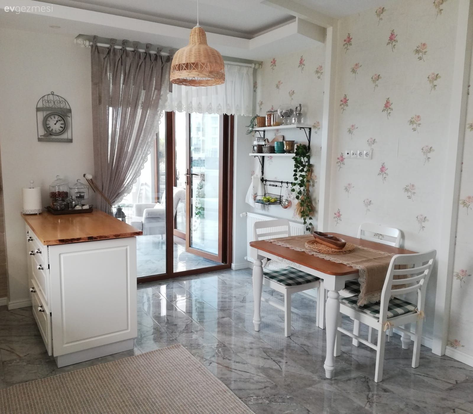 Mutfak, Beyaz ve ahşap mutfak, Beyaz, Gri, Ahşap mutfak tezgahı, Mutfak tezgahı, Mutfak tezgah arası, Duvar kağıdı, Duvar dekorasyonu, Fon perde, Perde, Country mutfak, Mutfak zemin seramikleri, Mutfak rafı, Çiçekli desen, Desenler, Mutfak masası, Sandalye, Mutfak halısı, Mutfak Avize Modelleri, Mutfak yarım adası