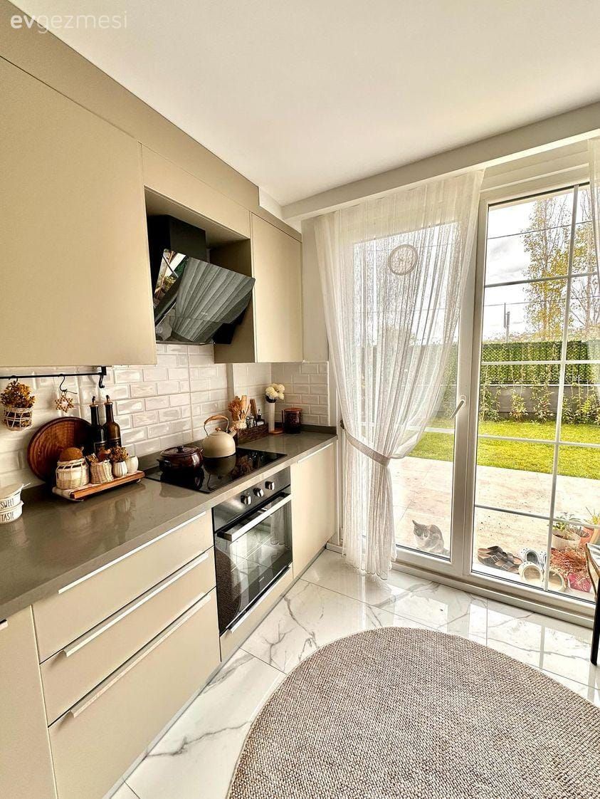 Mutfak, Modern, Modern mutfak, Capuccino mutfak, Krem, Siyah, Beyaz, Mutfak tezgahı, Mutfak tezgah arası, Tezgah arası seramik, Ankastre, Davlumbaz, Kulpsuz mutfak dolabı, Mutfak perdesi, Mutfak halısı