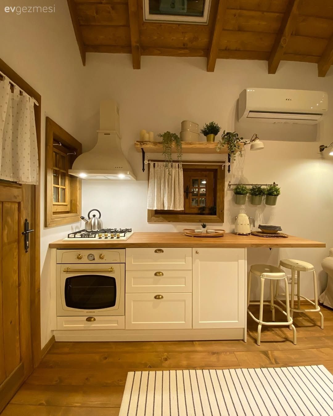 Bu Küçük Ev Masal ile Gerçeğin Kesişimi Tadında