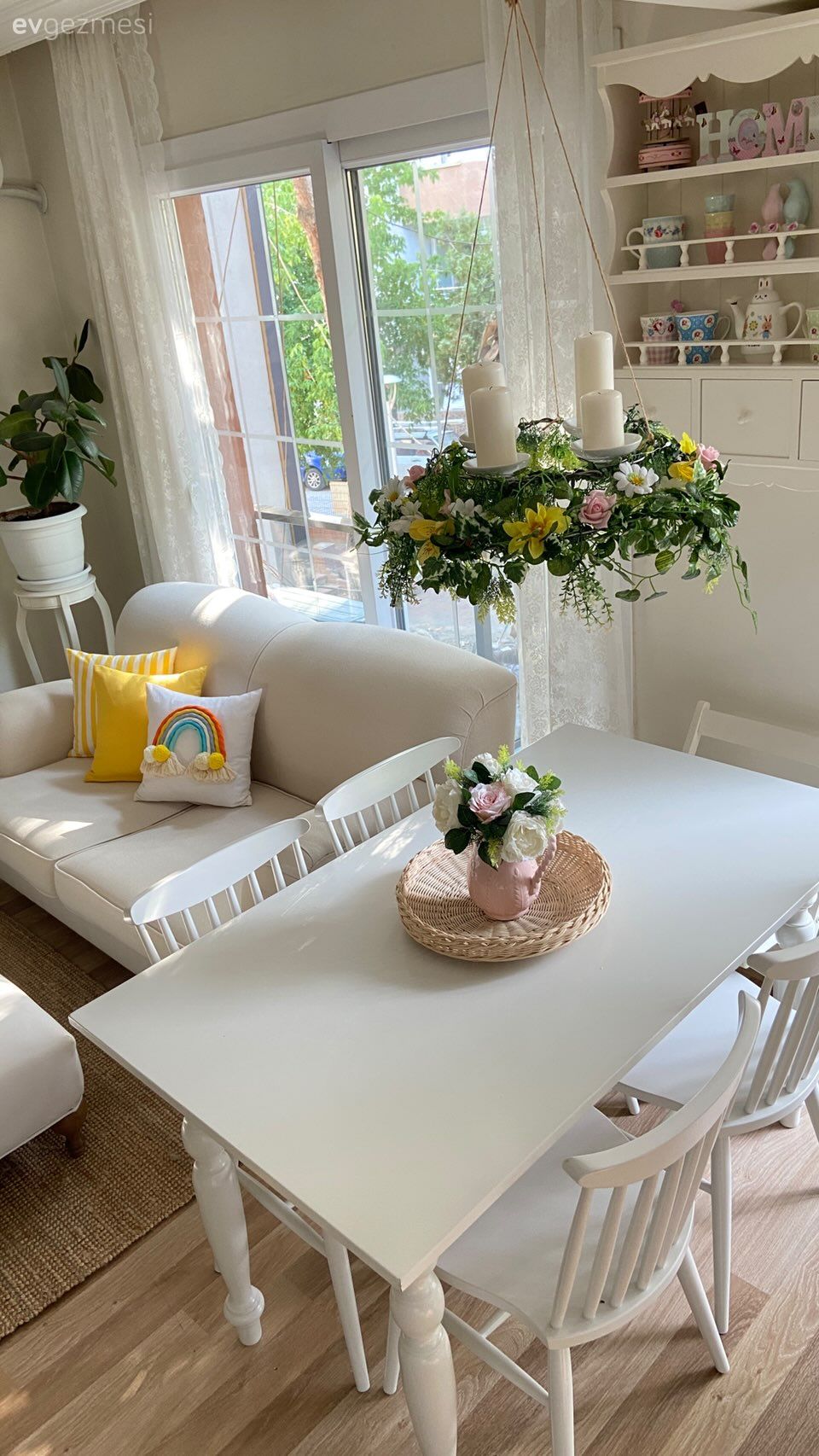 Beyaz, Sarı, Koltuk takımı, Kırlent, Ev tekstili, Sandalye, Yemek masası, Terek, Mutfak, Tül perde, Perde, Parke, Ev bitkisi, Çiçeklik, Saksı