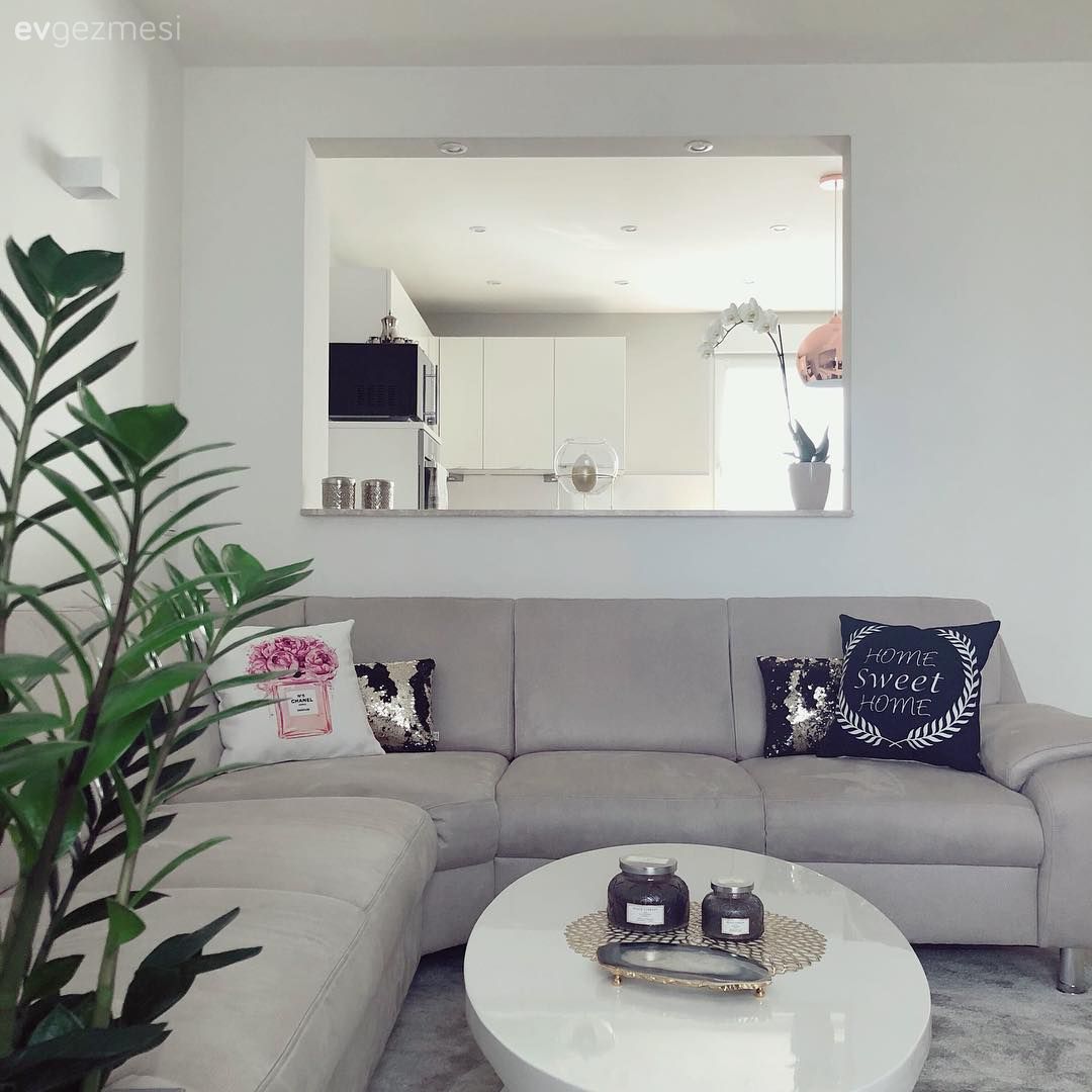 Salon, Bej, Halı, Salon halısı, Köşe koltuk, Koltuk takımı, Kırlent, Sehpa, Ev Aksesuar, Ev bitkisi, Orta sehpa, Sehpa üstü aksesuarı