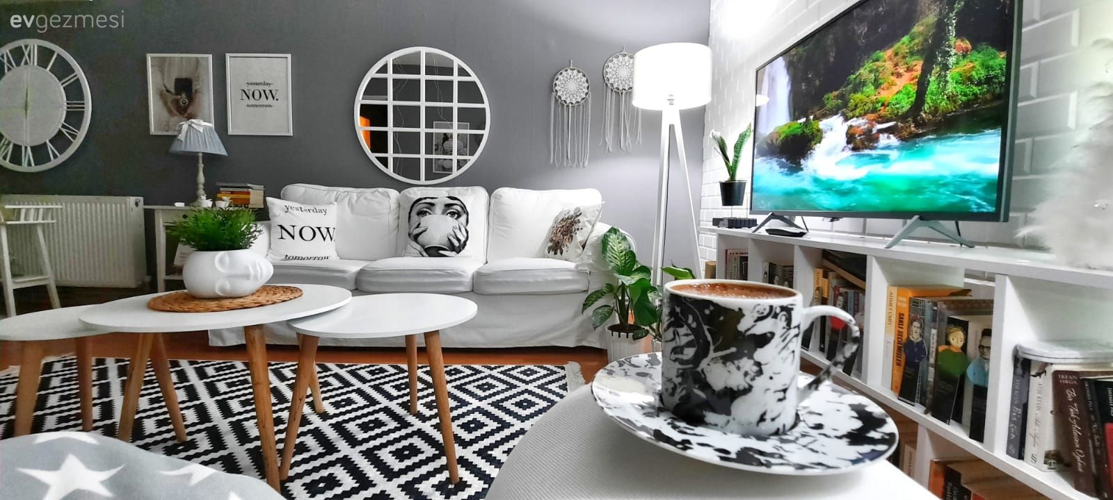 Salon, Beyaz, Gri duvar, Ahşap Mobilya, Koltuk takımı, Sehpa, Lambader, Aydınlatma, Halı, Salon halısı, Geometrik desen, Desenler, Bohem Dekorasyon